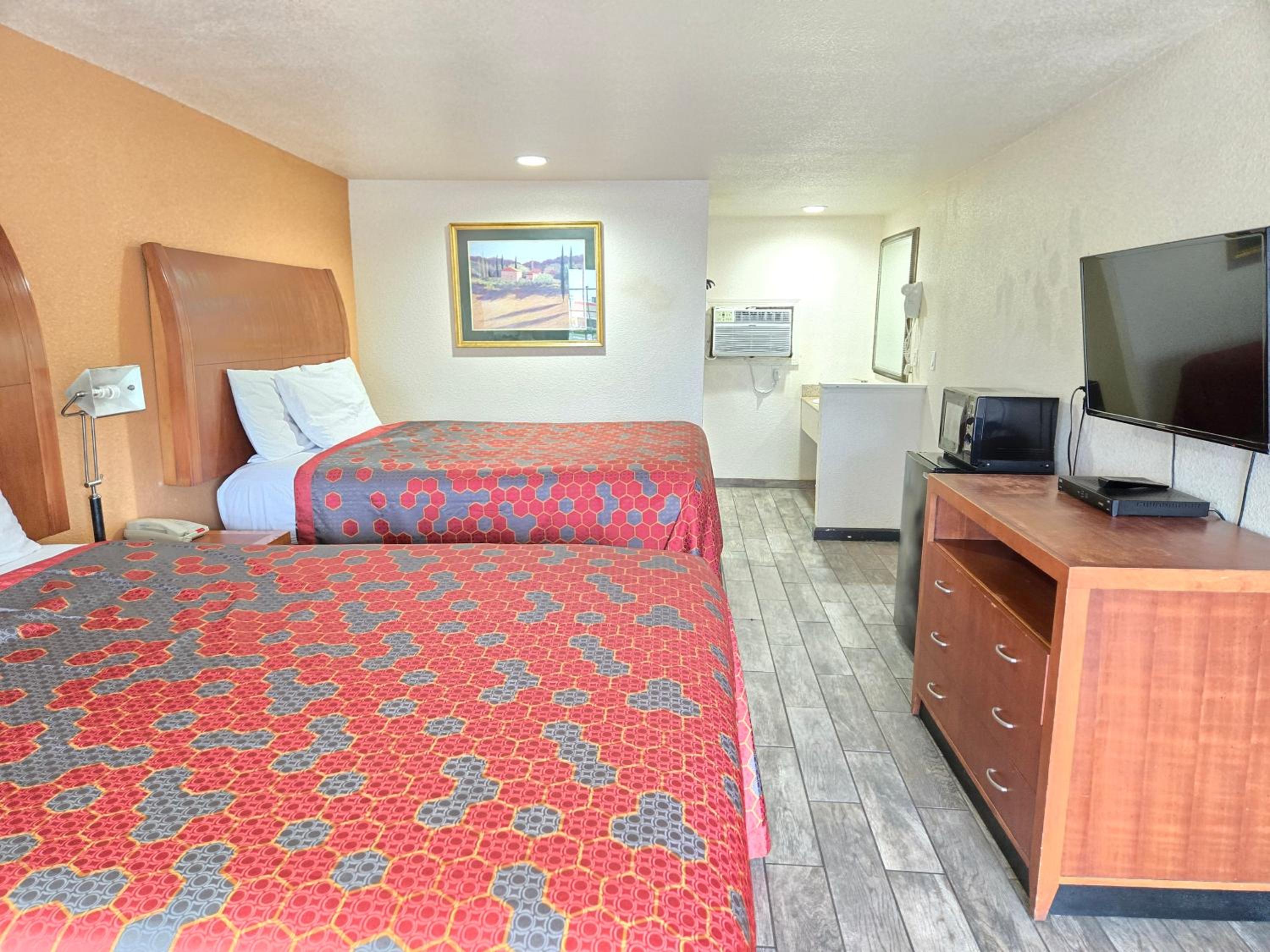 Queen Room with Two Queen Beds photo 3
