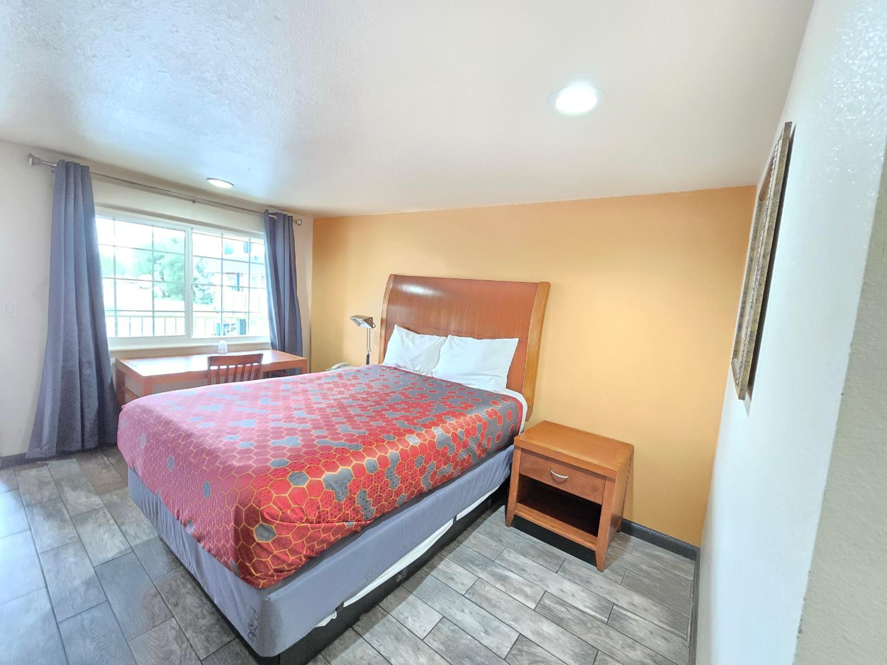 Queen Room photo 2