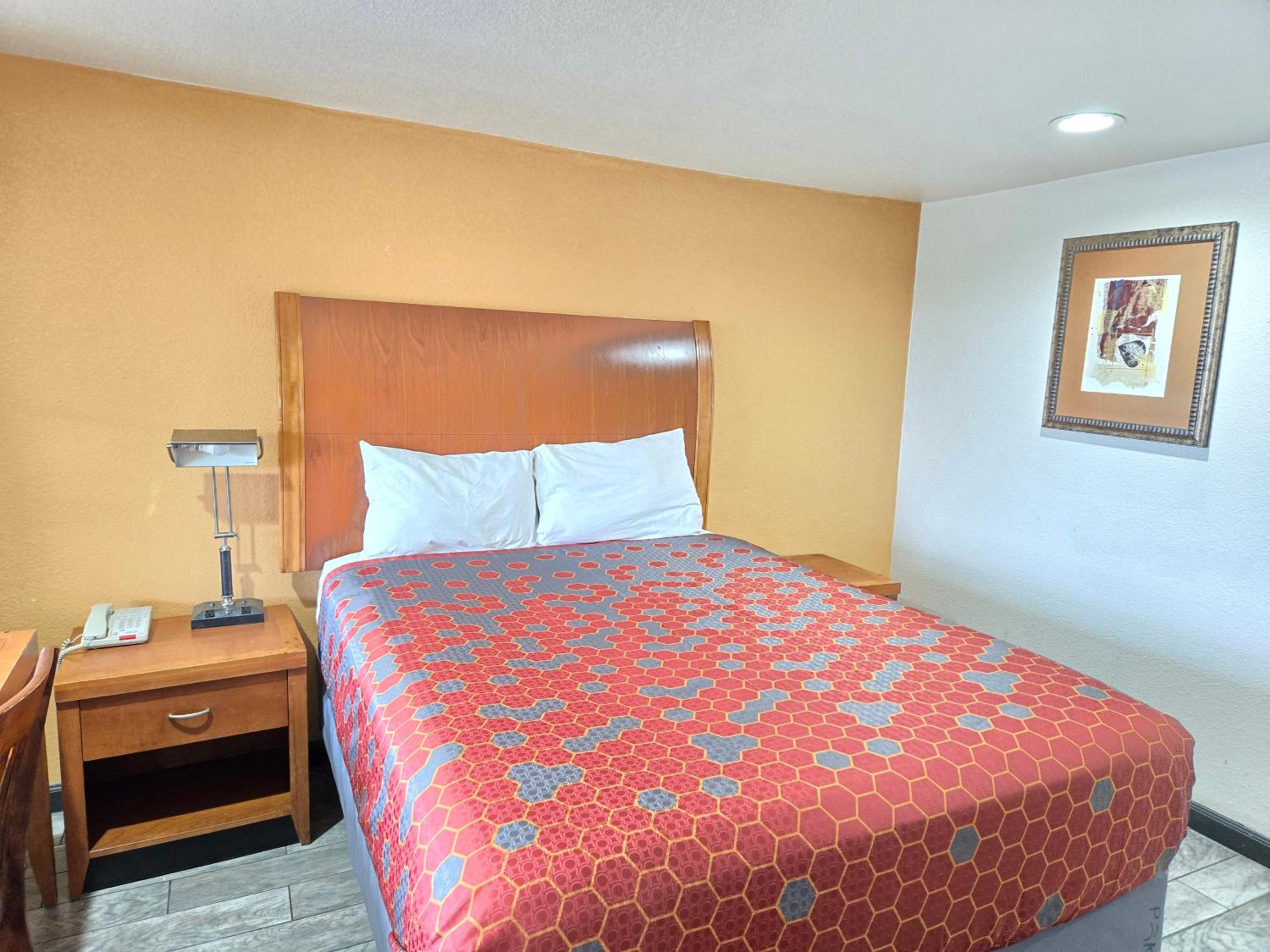 Queen Room photo 1