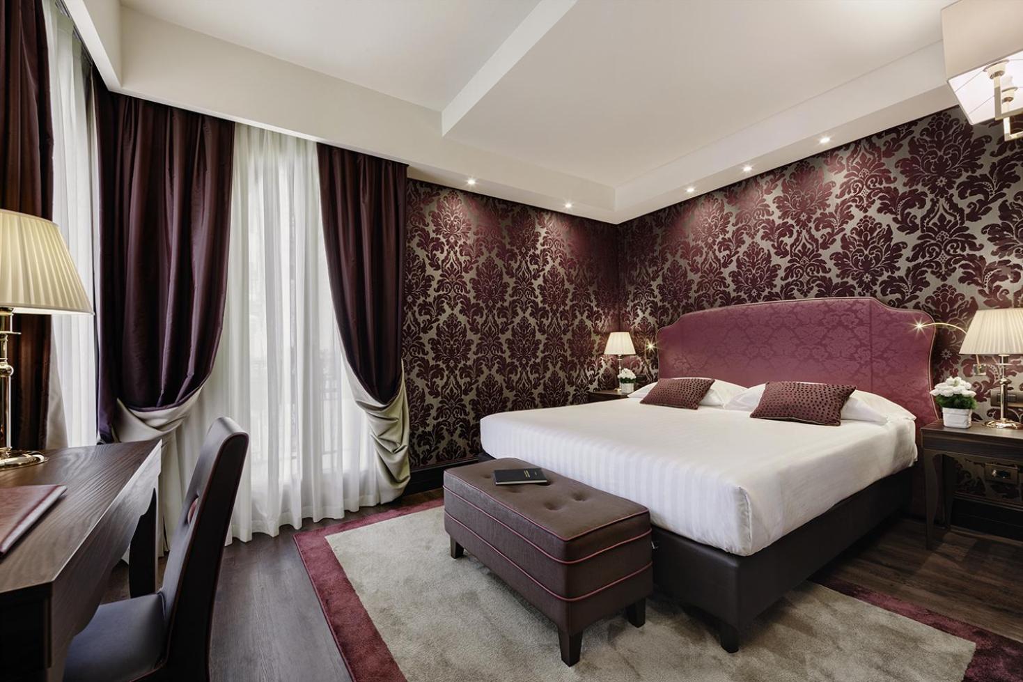 Superior Double Room with Canal View - Photo 3