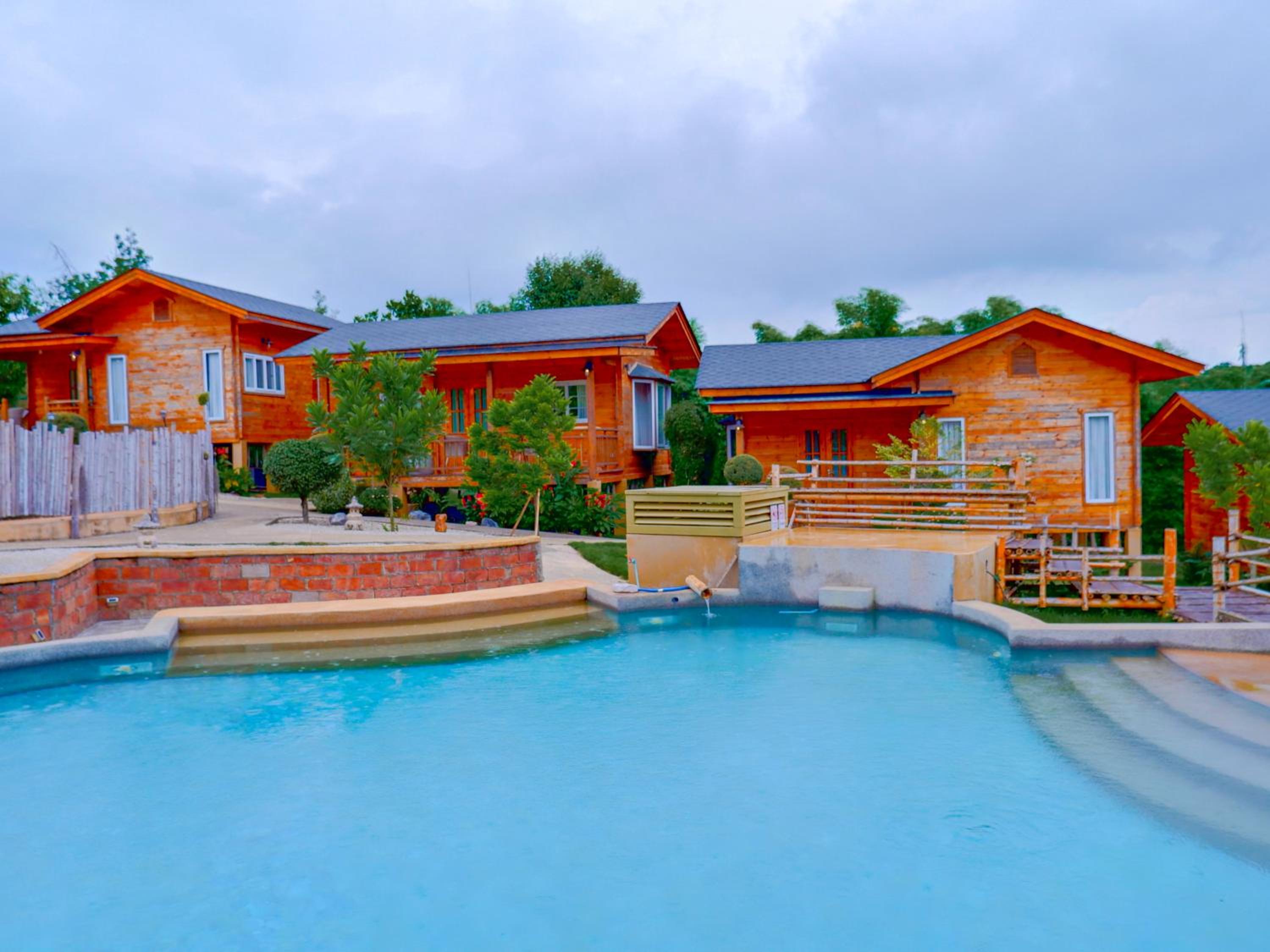 Deluxe Double or Twin Room with Pool Access photo 2