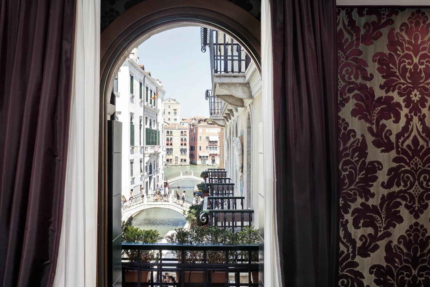 Superior Double Room with Canal View - Photo 4