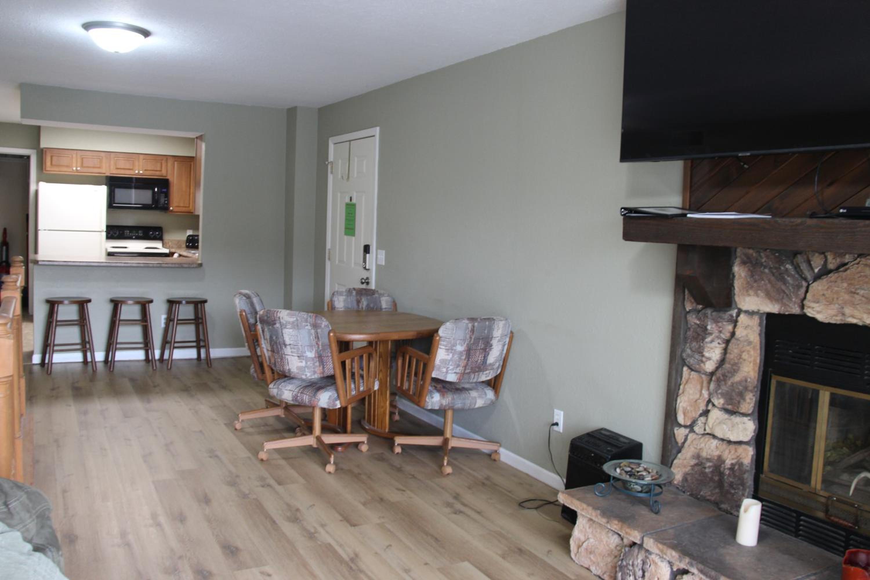 Apartment with Lake View photo 3