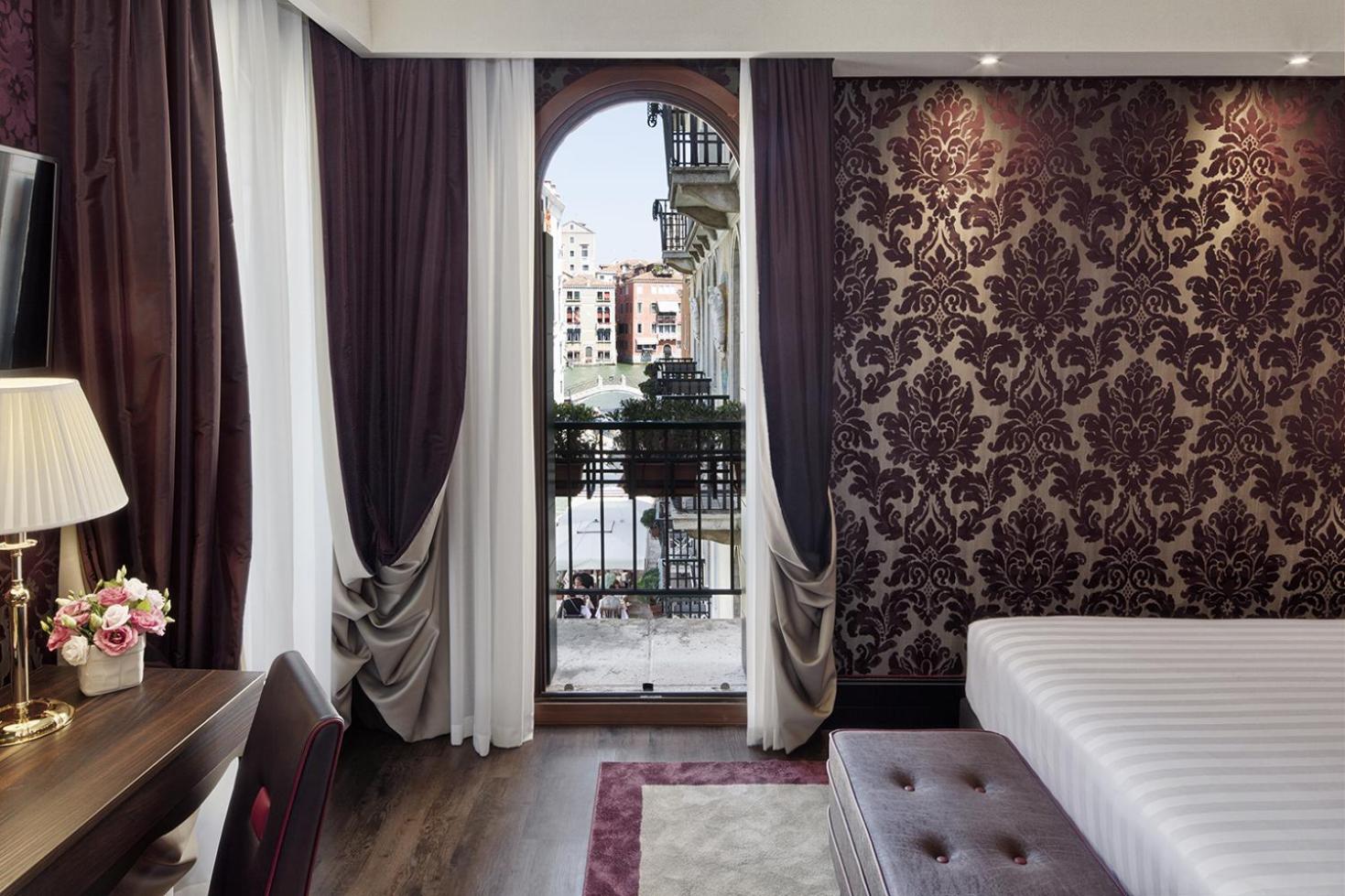 Superior Double Room with Canal View - Photo 1