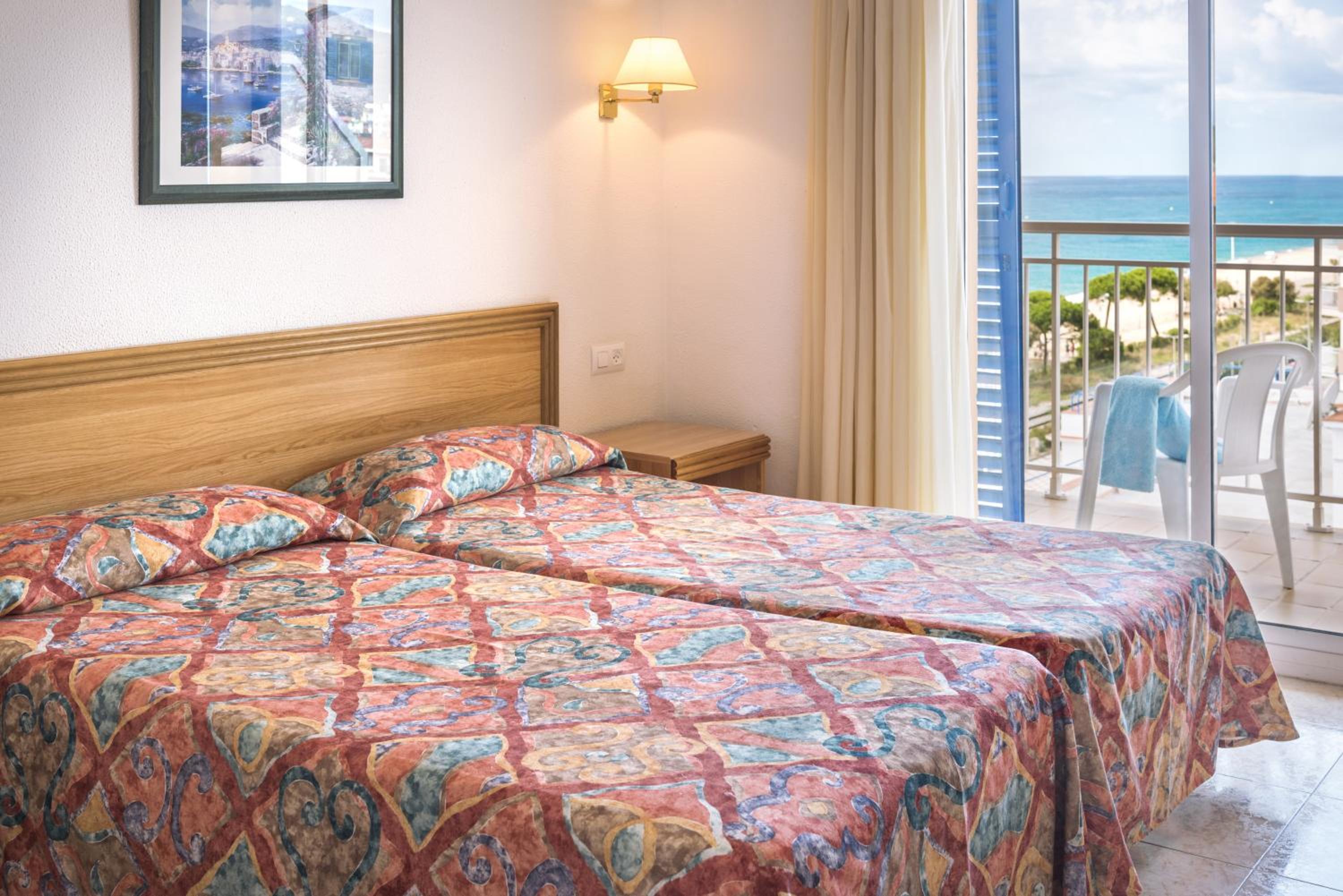 Quadruple Room with lateral Sea View (2 Adults + 2 Children) - Photo 3