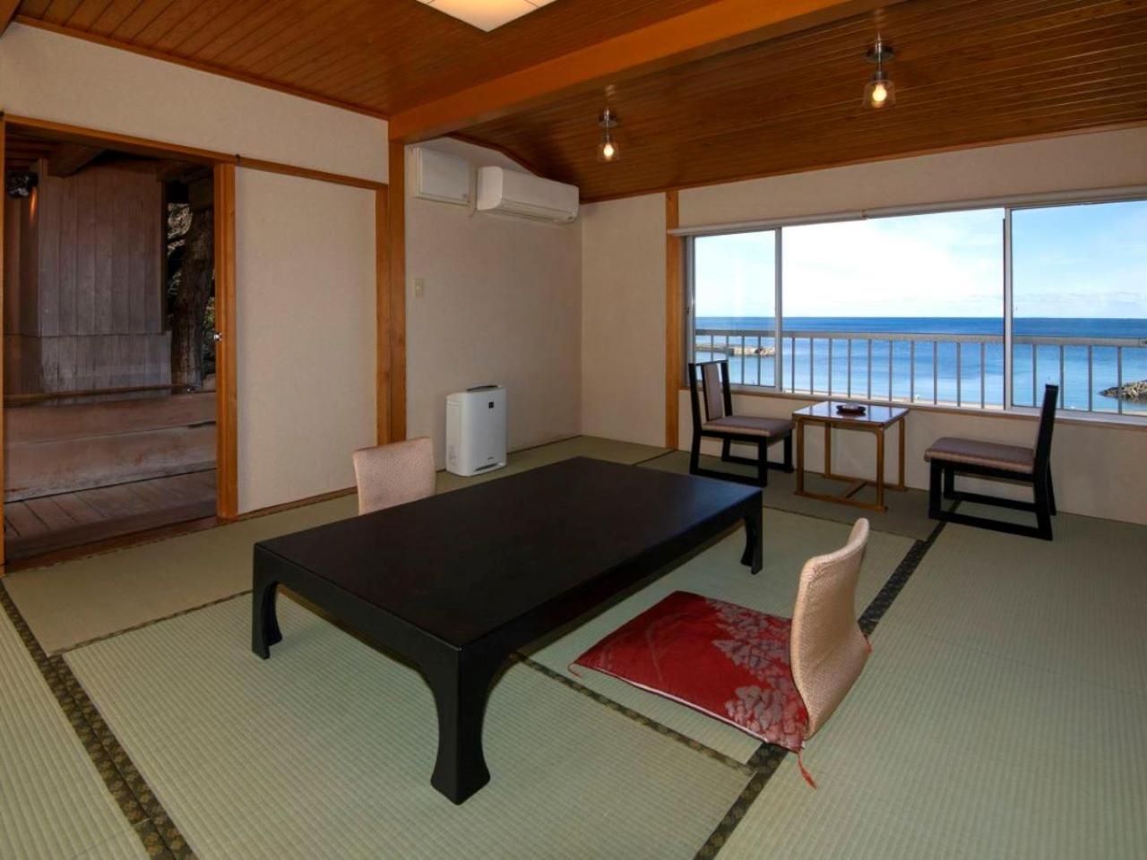 Miharu Japanese-Style Triple Room with Sea View with Open-Air Bath