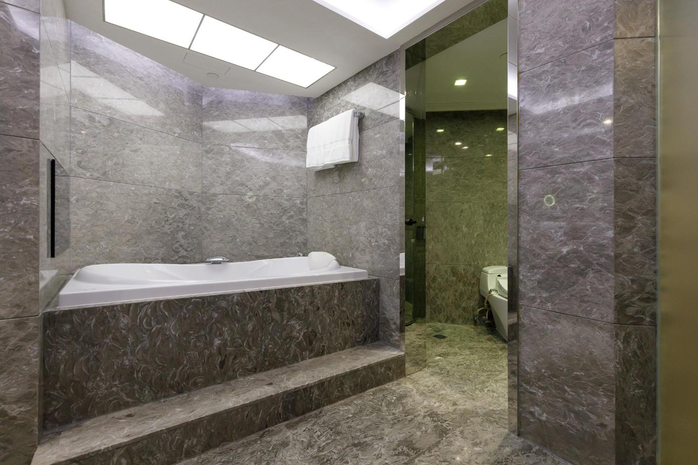 Deluxe Harbor View Suite with Executive Lounge Access