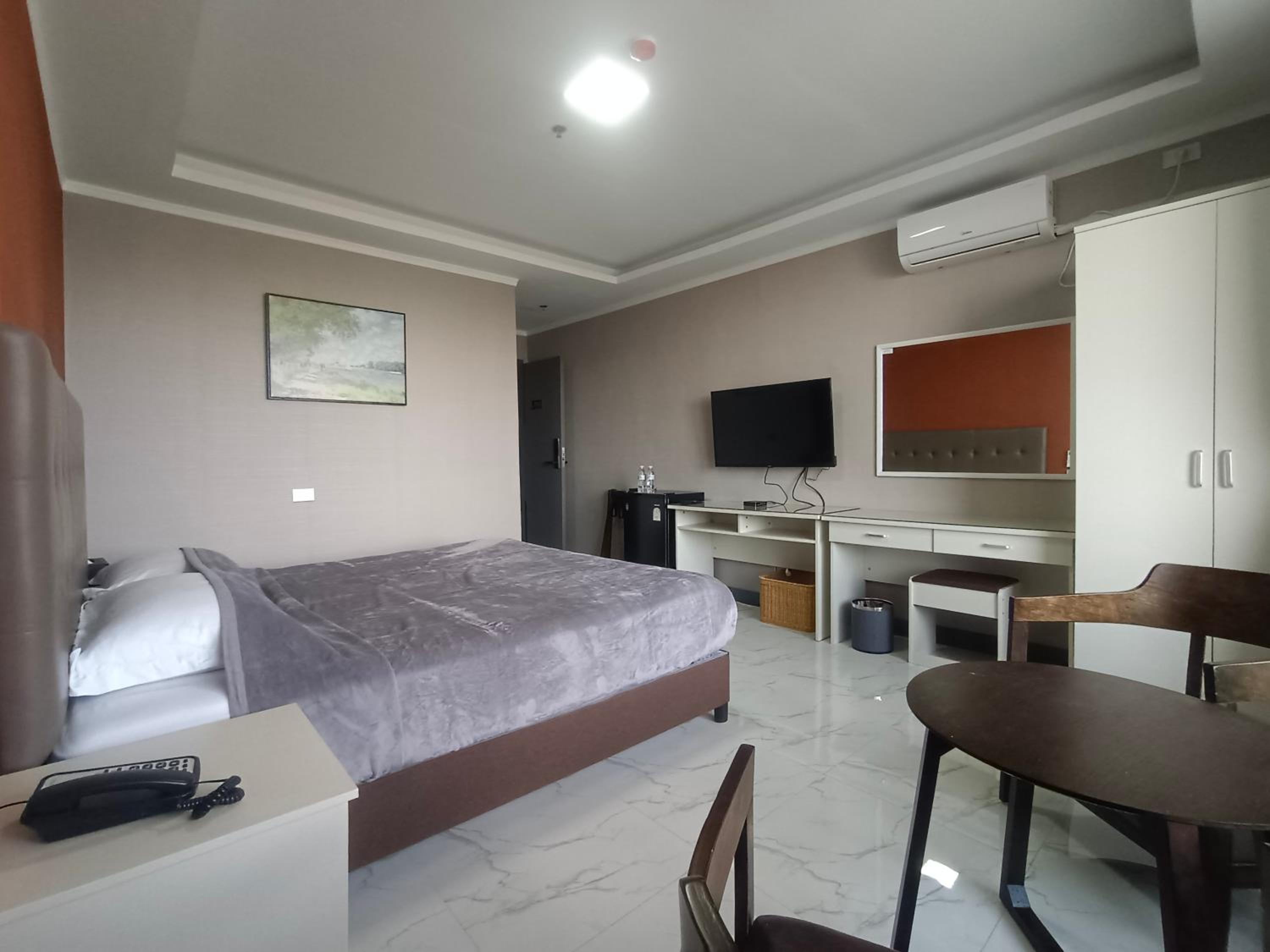 Deluxe King Room - Photo 2