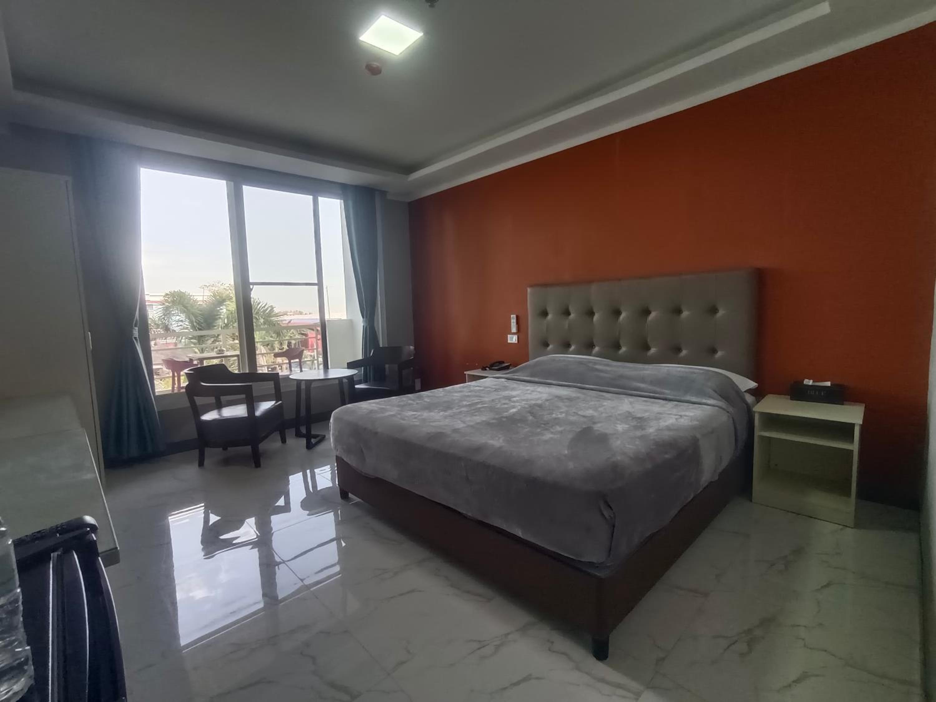 Deluxe King Room - Photo 4