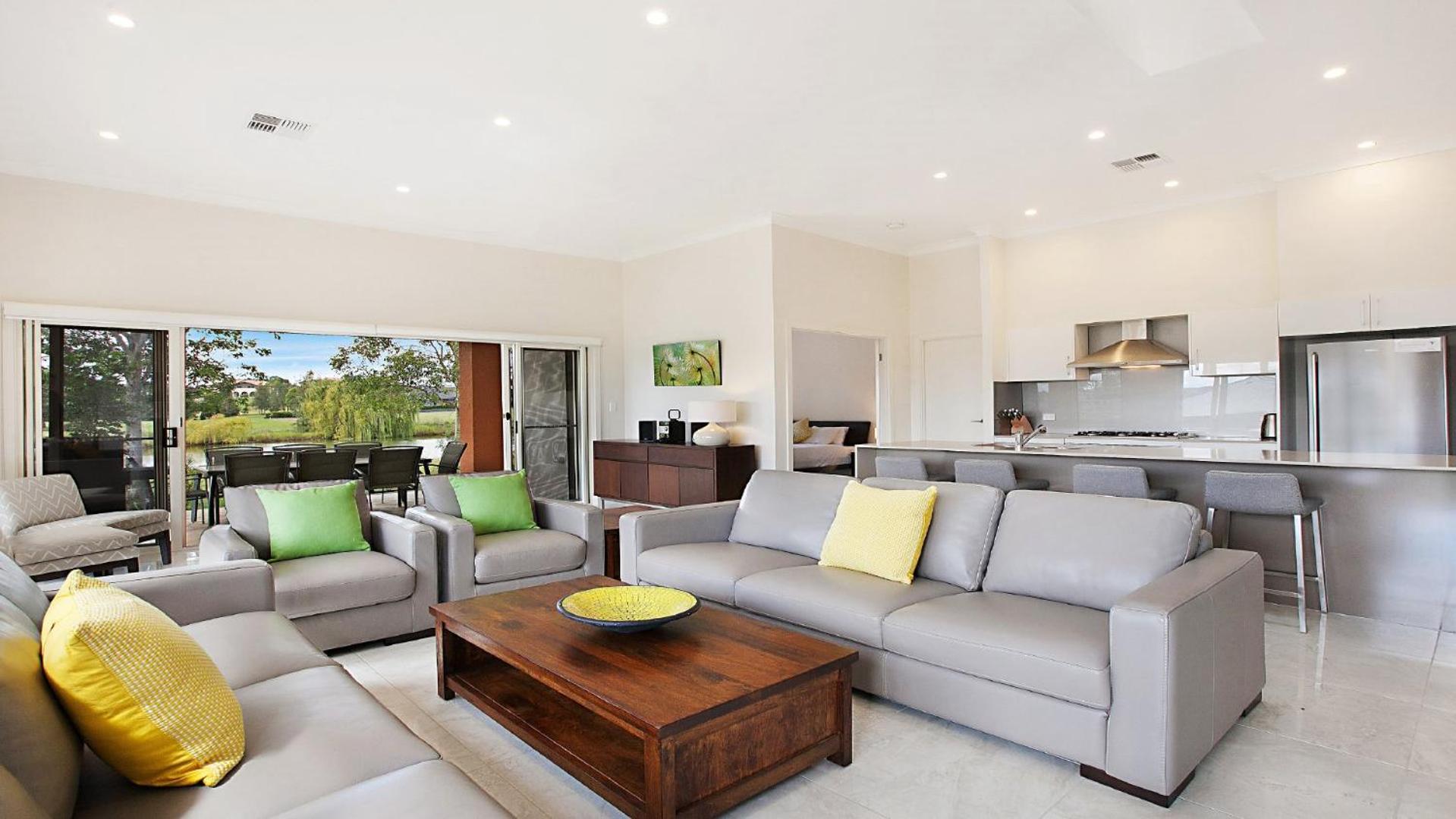 Five-Bedroom House photo 1