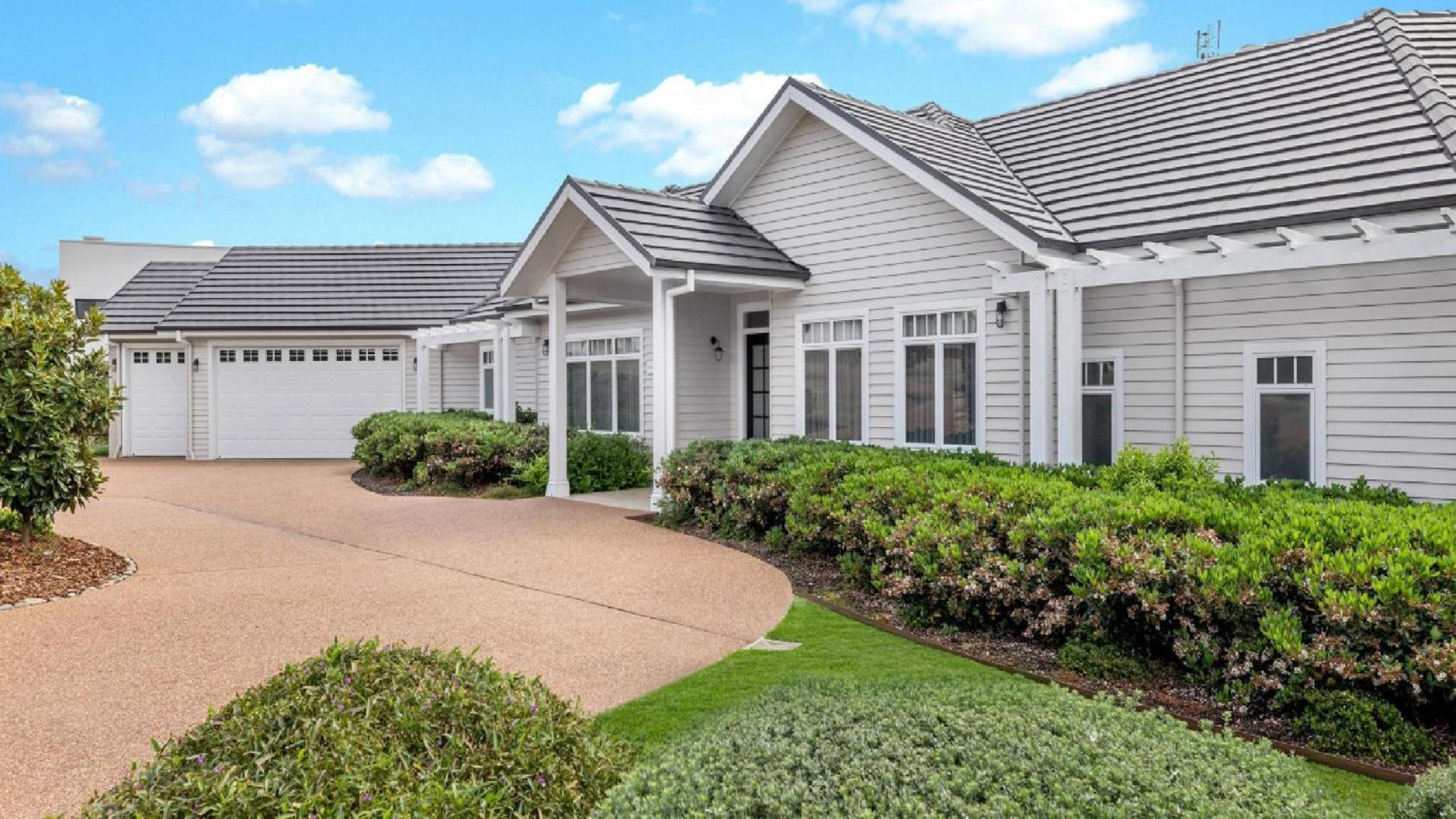 Five-Bedroom House photo 2
