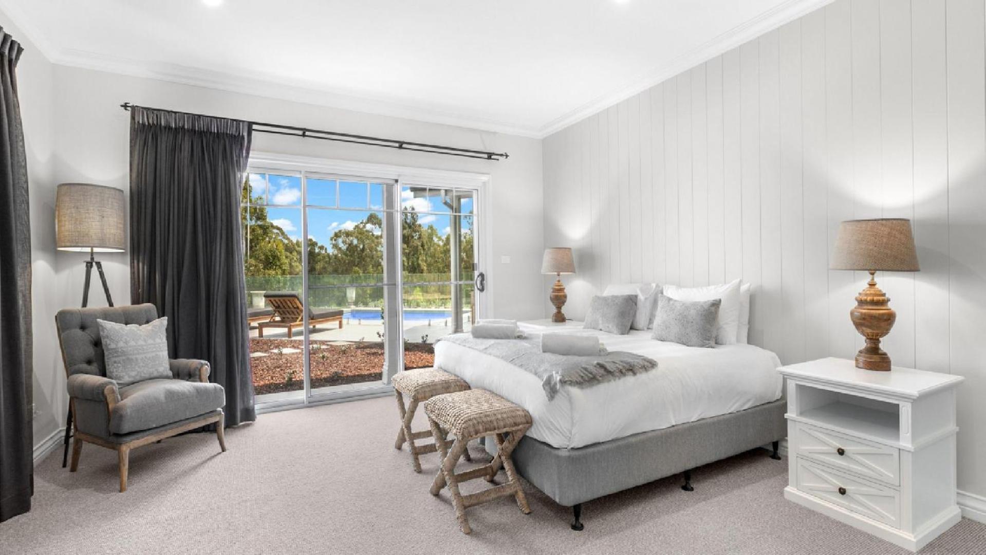 Five-Bedroom House photo 1