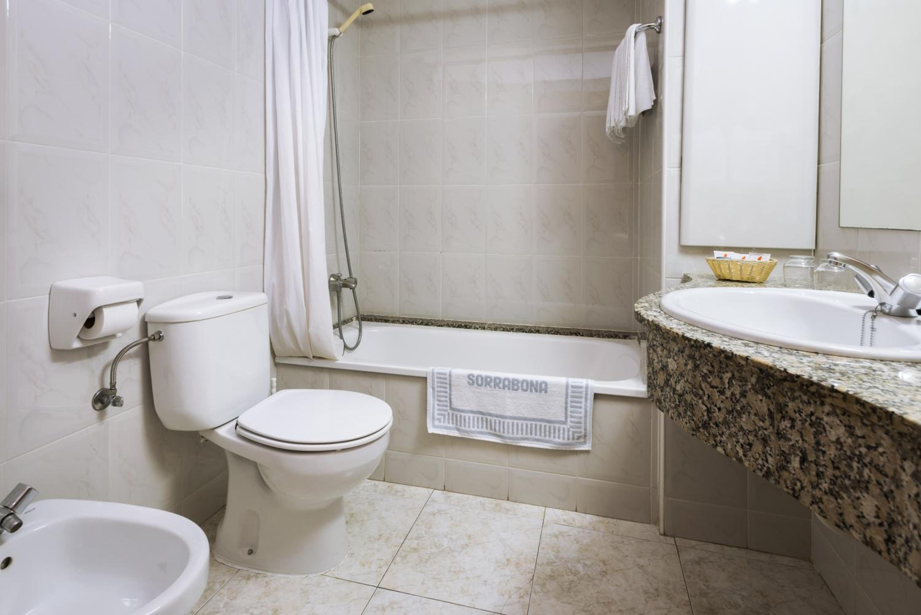 Quadruple Room with lateral Sea View (2 Adults + 2 Children) - Photo 2