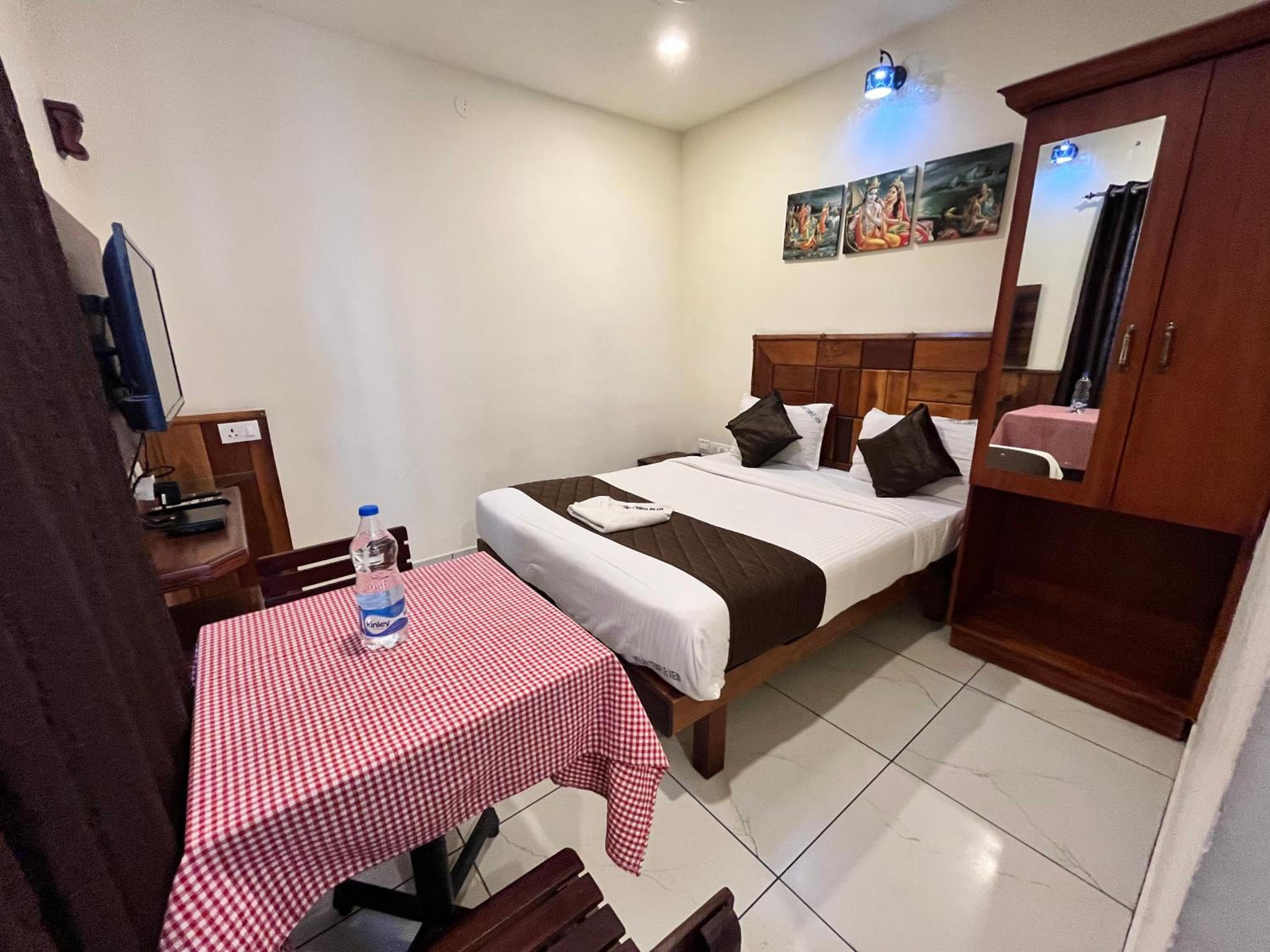 Deluxe Double Room - Non AC - Photo 3