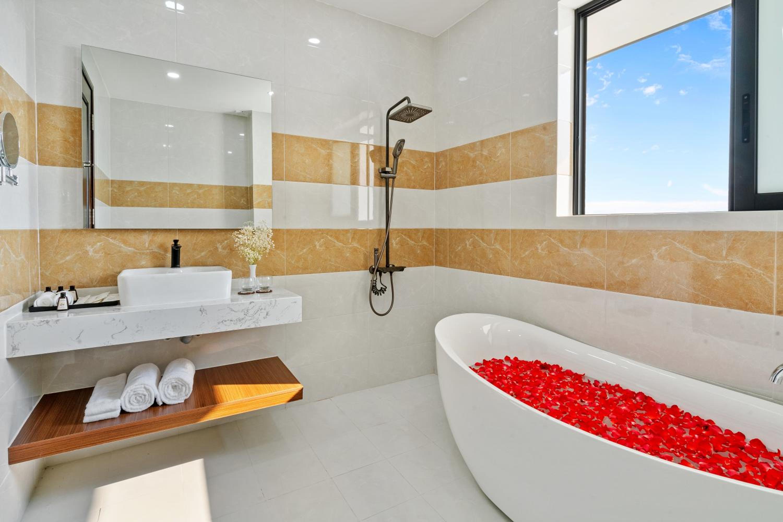 Three-Bedroom Villa With Private Pool And Garden View - Photo 11