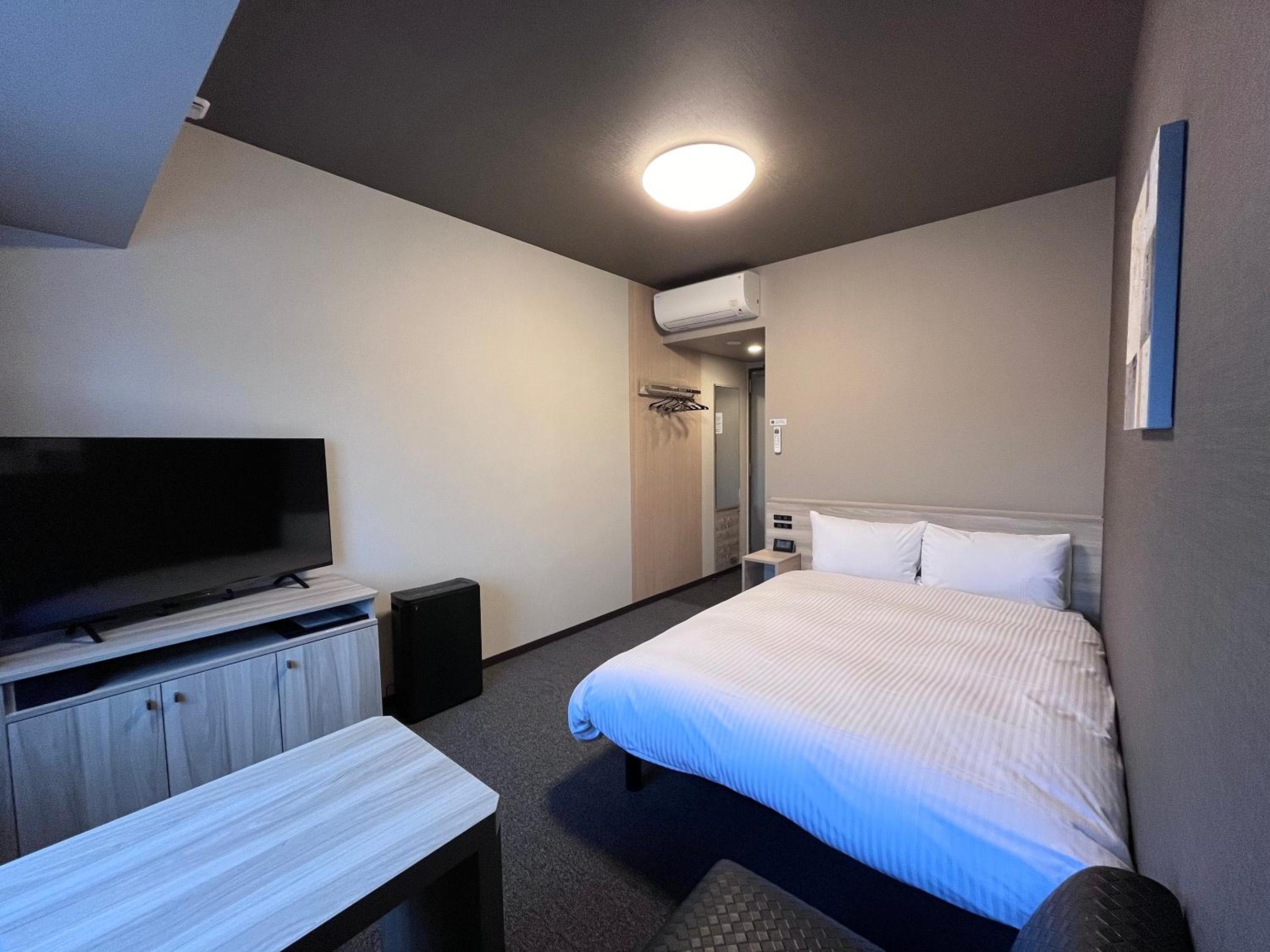Double Room with Small Double Bed - Smoking - Photo 1