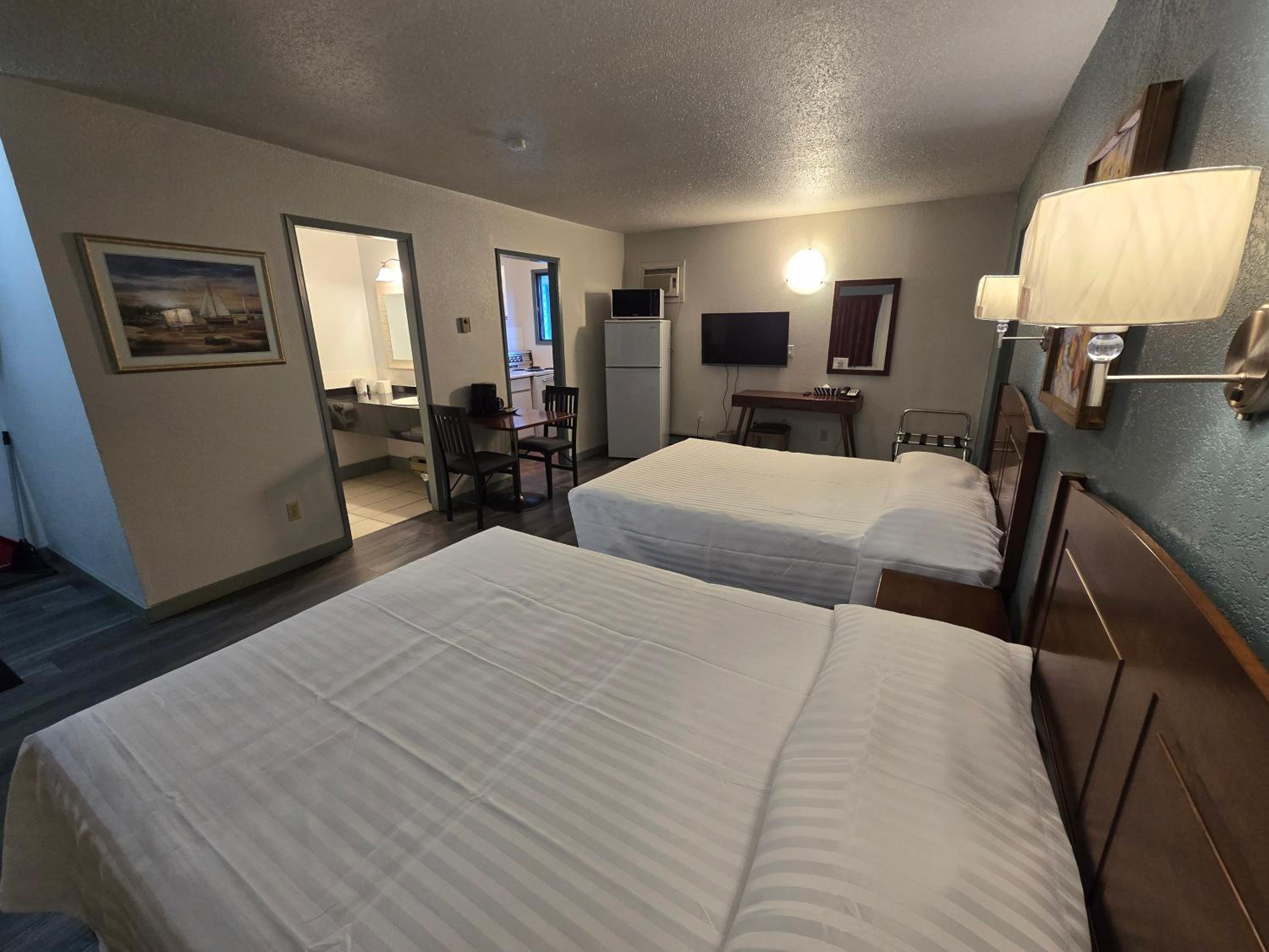Queen Room with Two Queen Beds and Kitchen photo 1