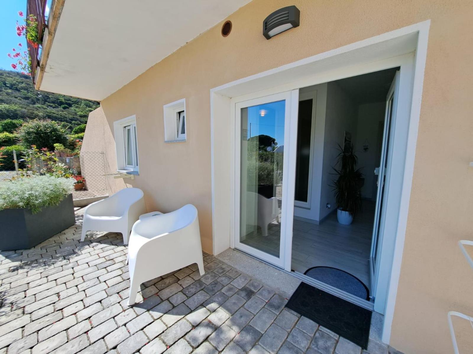 Standard Double Room - Photo 5