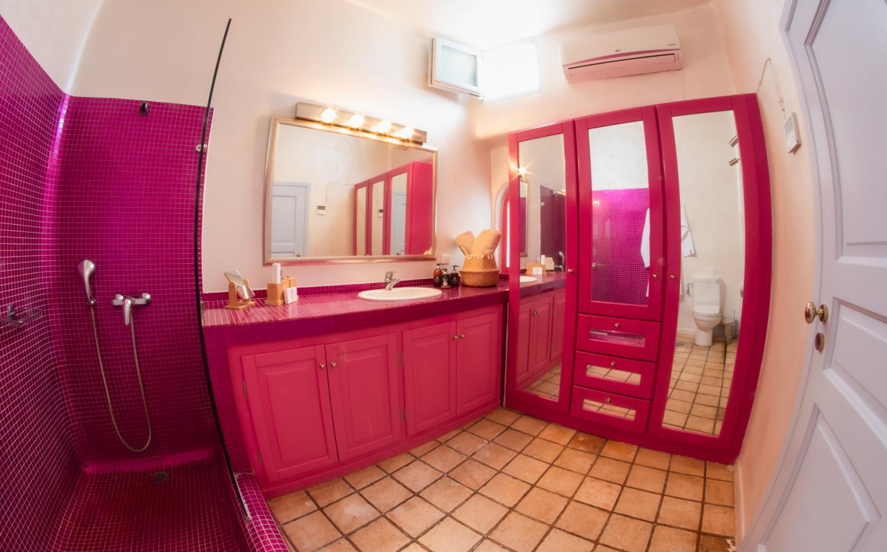 Suite with Hot Tub - Photo 8
