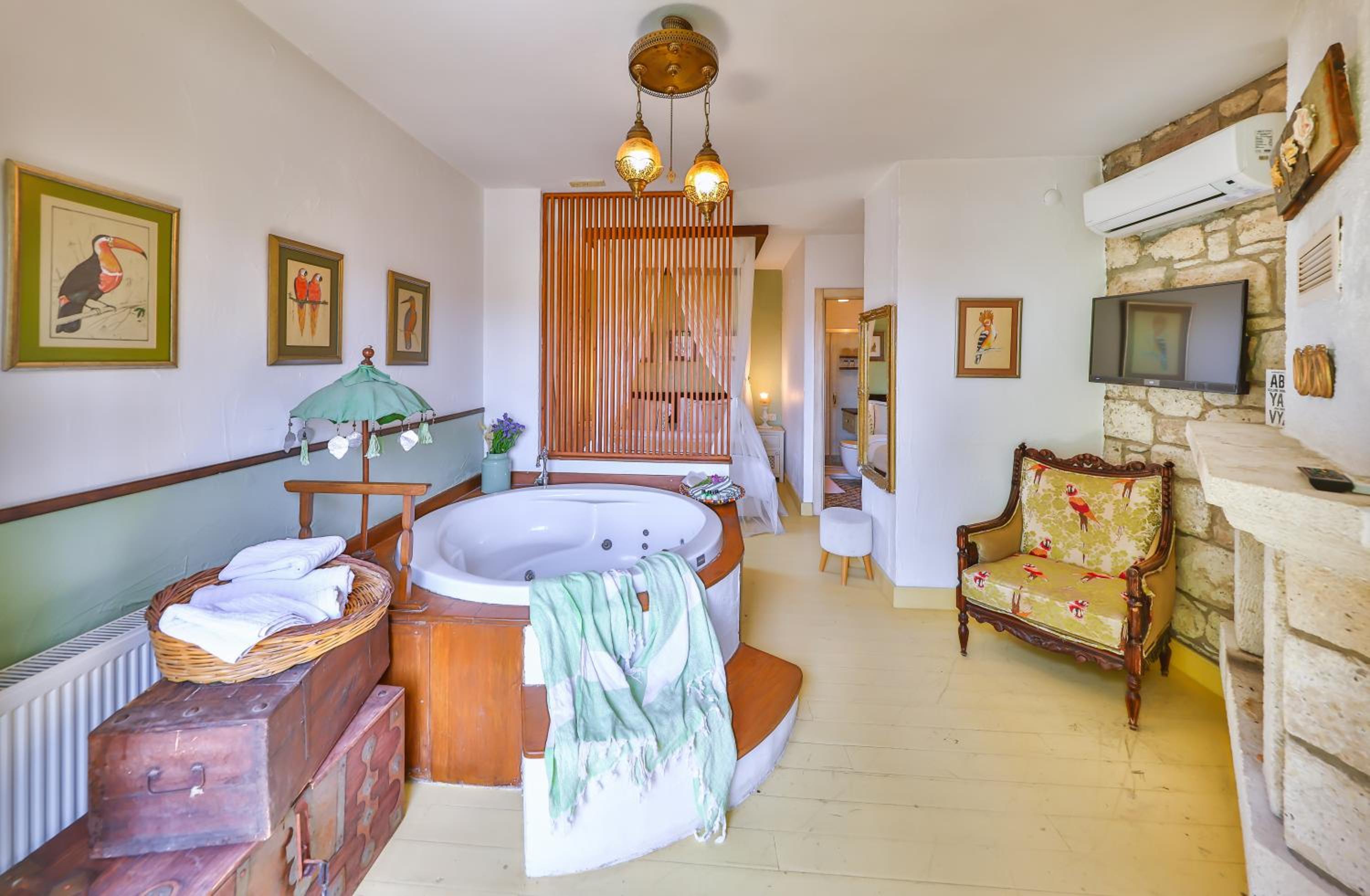 Deluxe Suite with Garden, Terrace, Fireplace & Jakuzzi photo 3