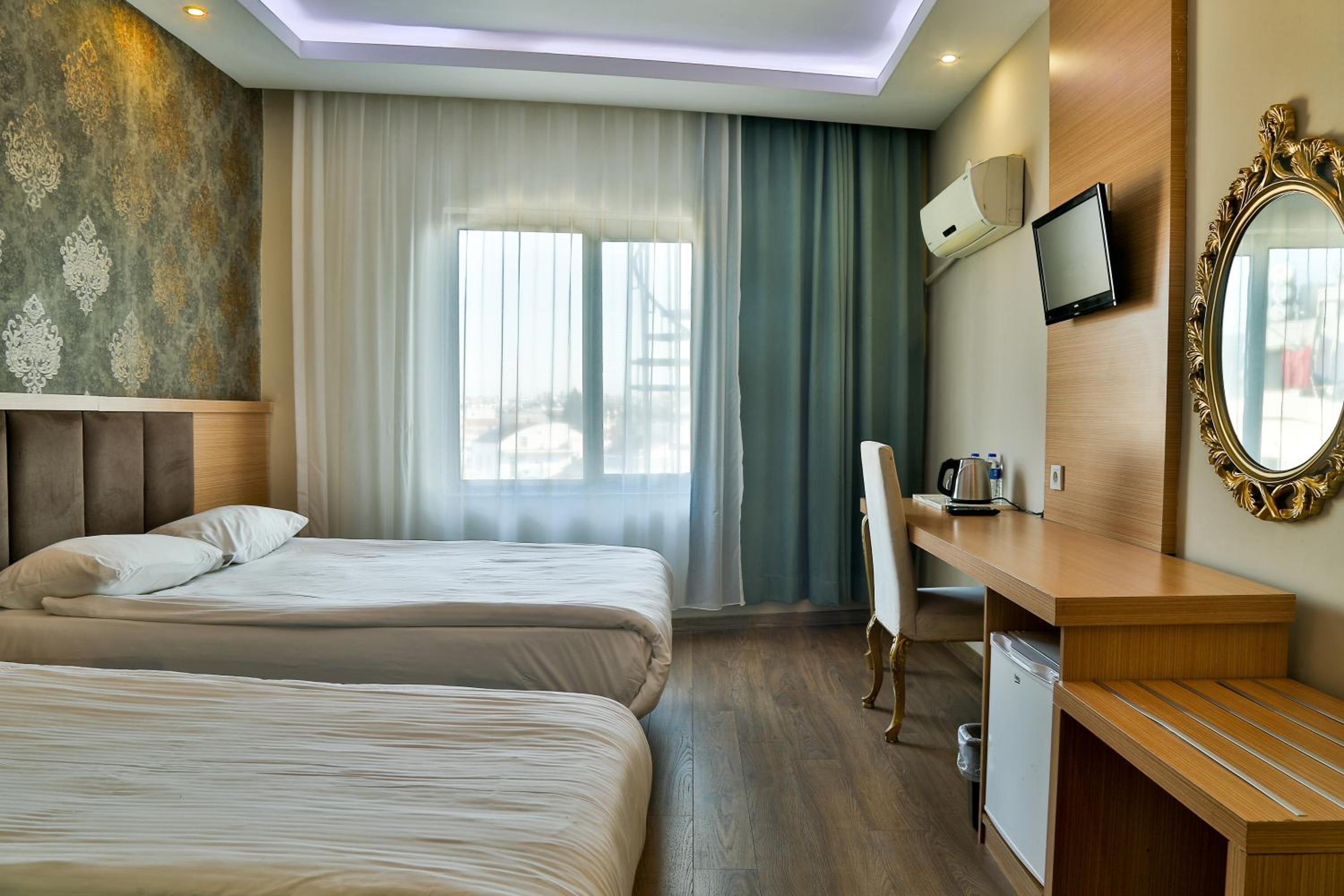 Budget Double Room ( No Balcony ) photo 2