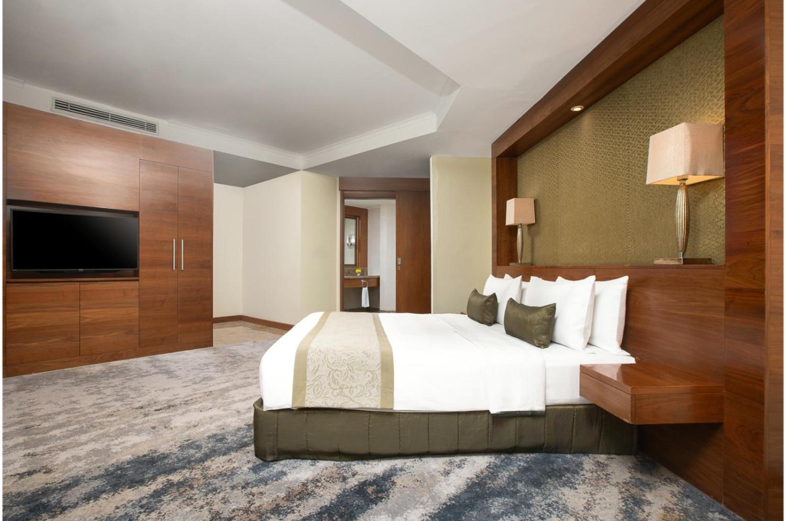 Executive Suite - Photo 9