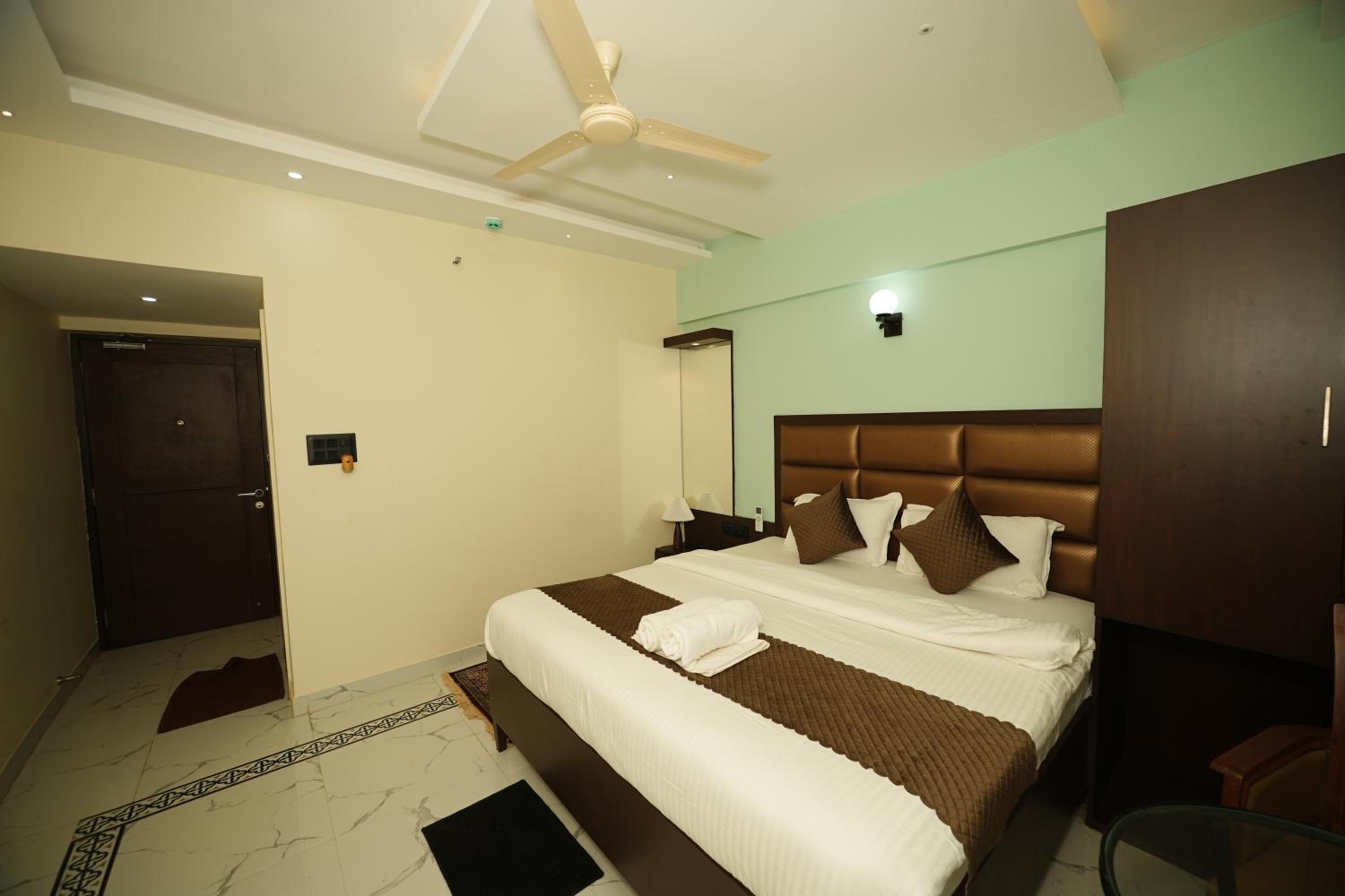 Deluxe Double Room with Balcony photo 1