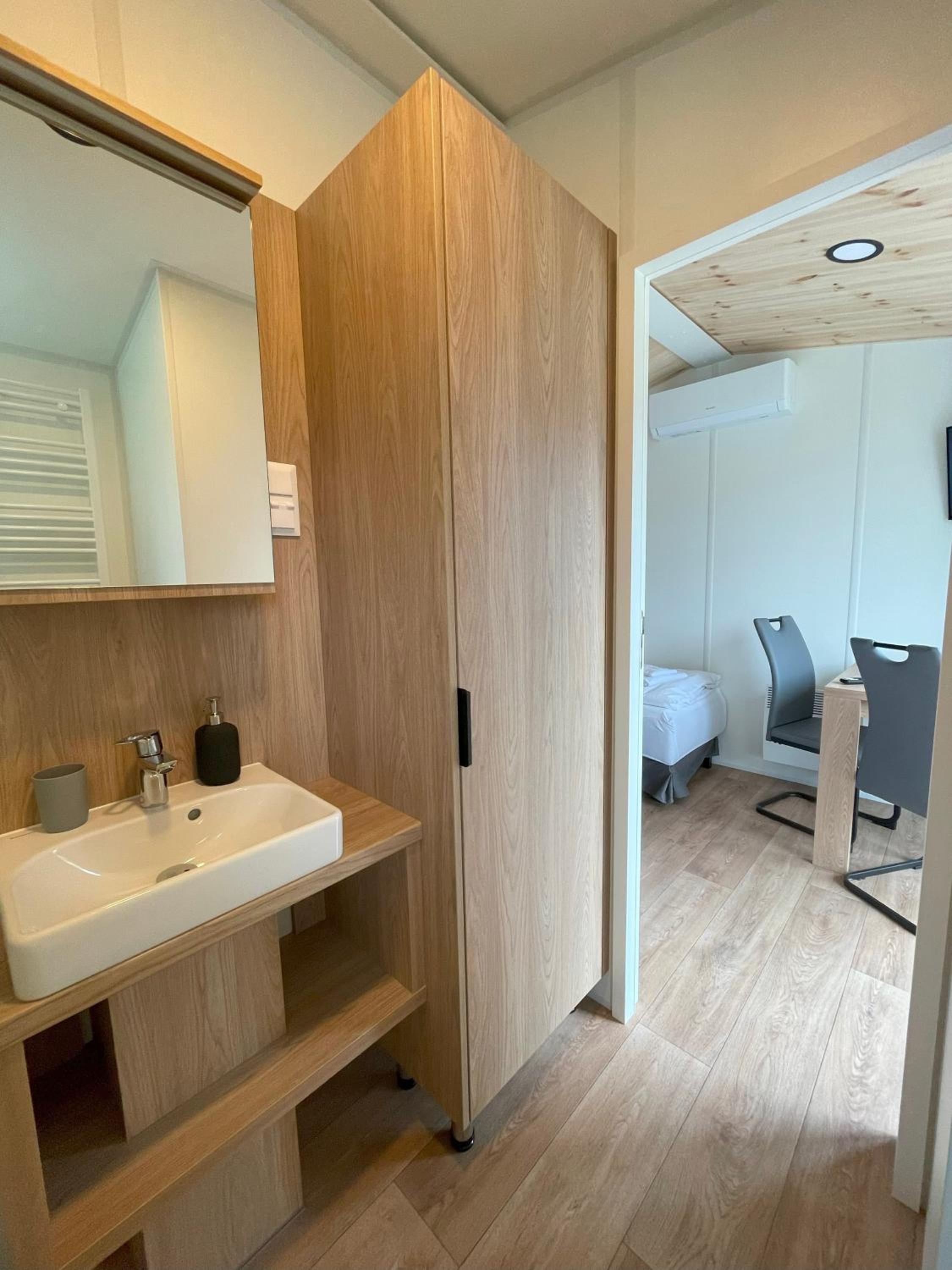 Economy Twin Room photo 2