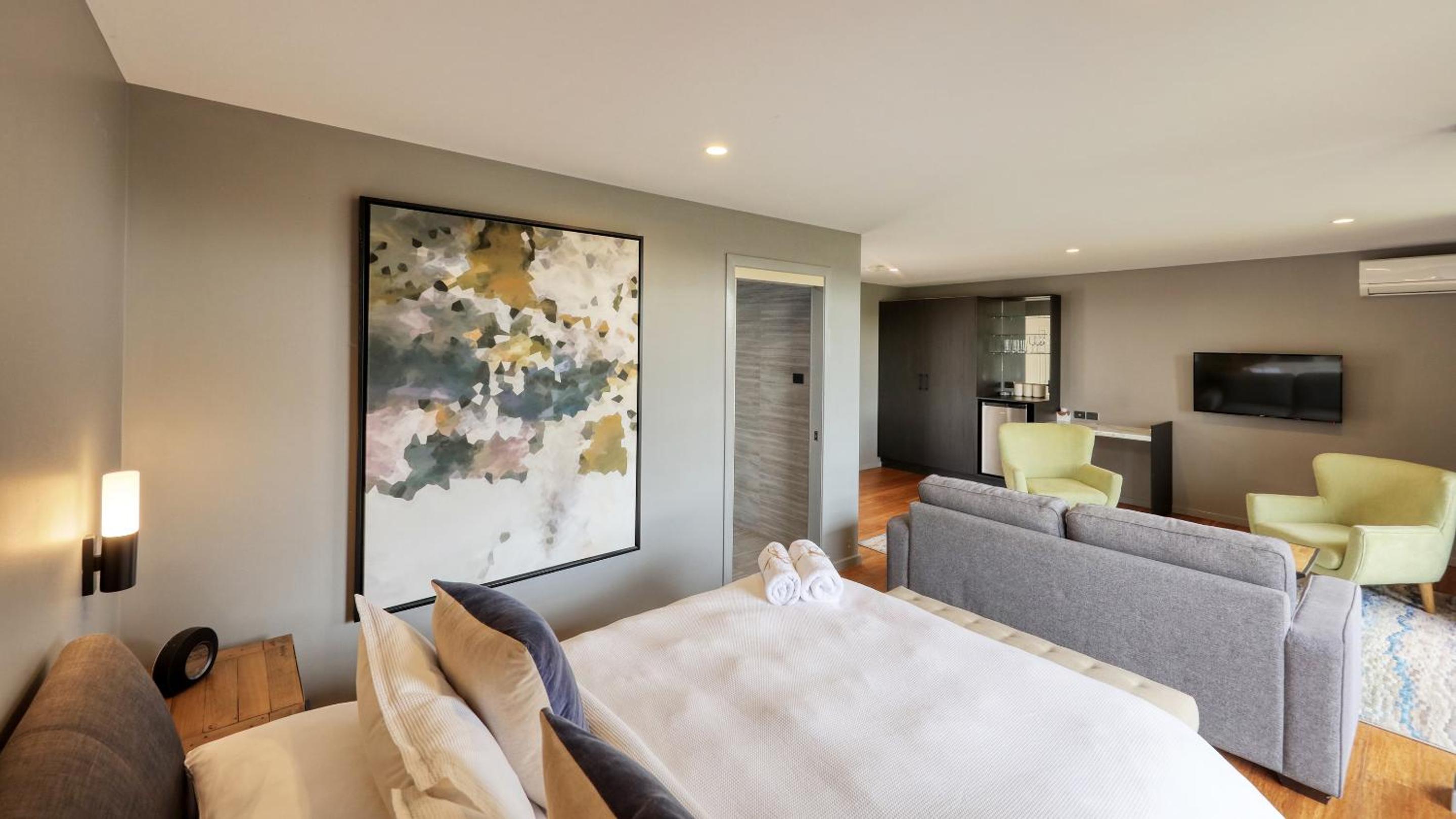 Queen Suite - Photo 2