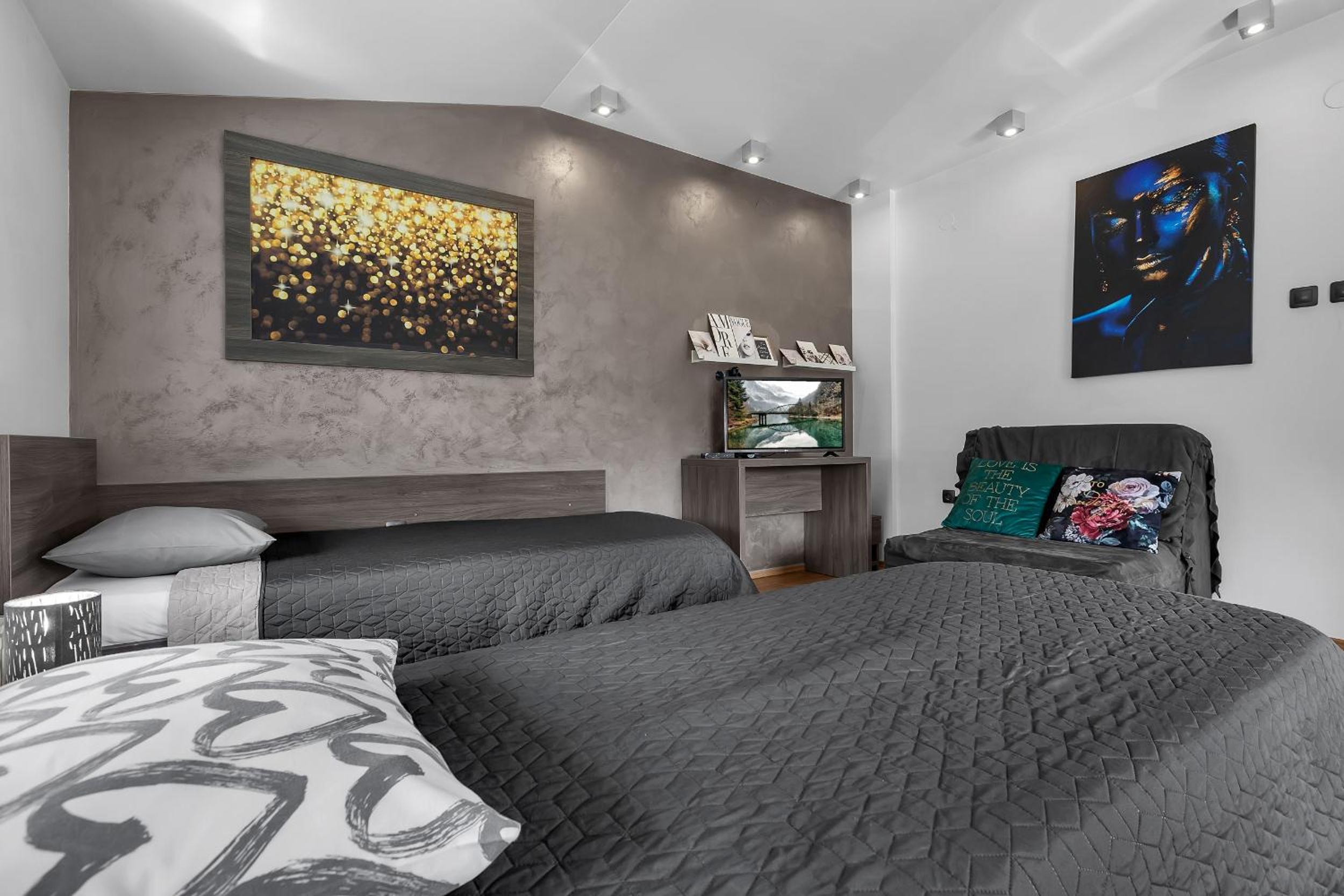 Apartment with Balcony - Photo 11