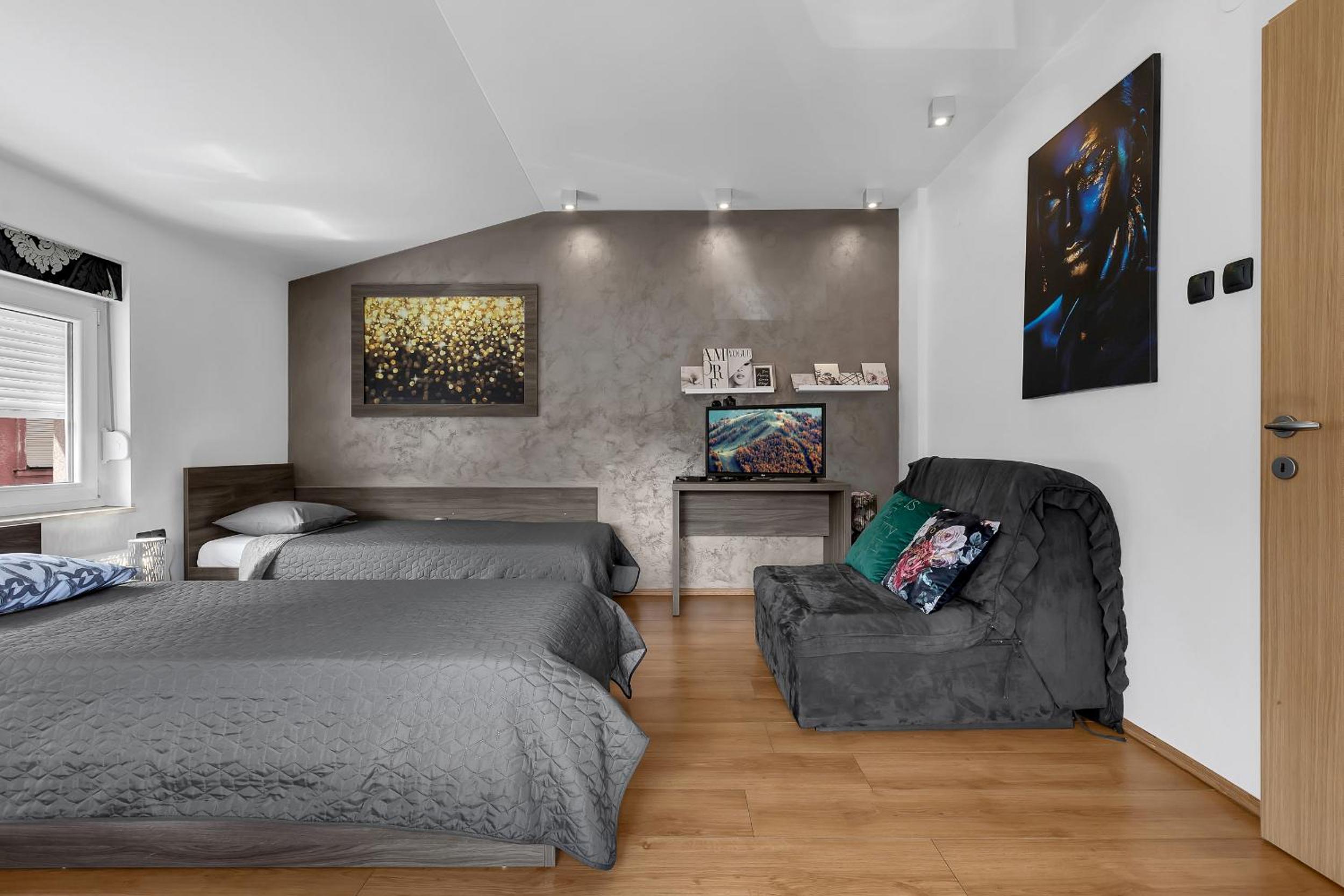 Apartment with Balcony - Photo 21