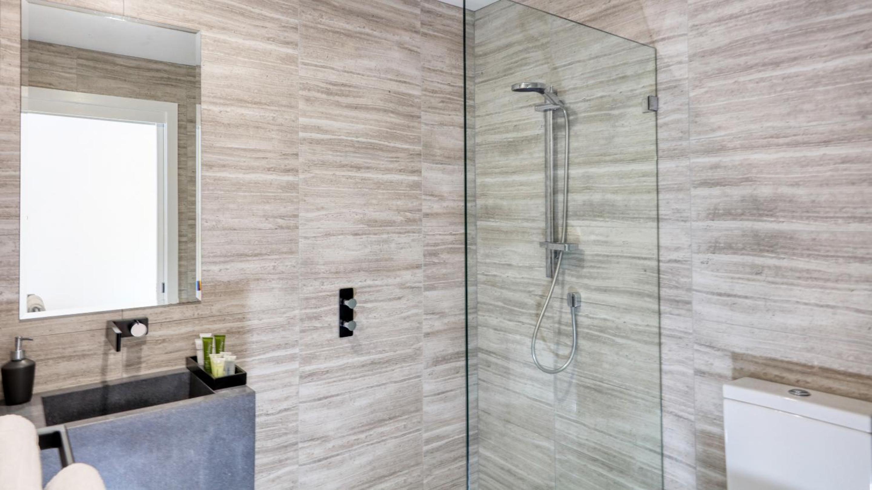 Standard Suite - Photo 5