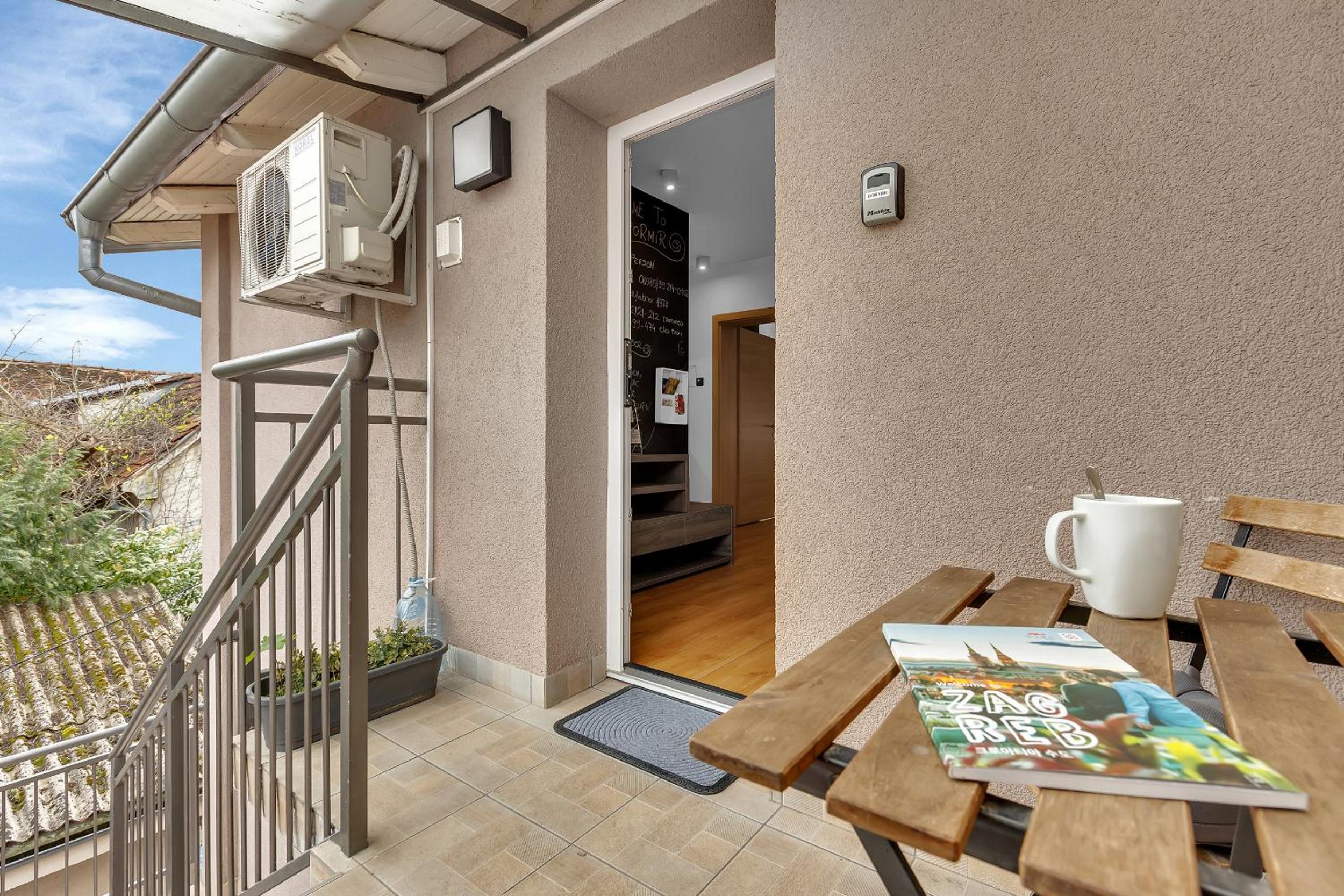 Apartment with Balcony - Photo 4