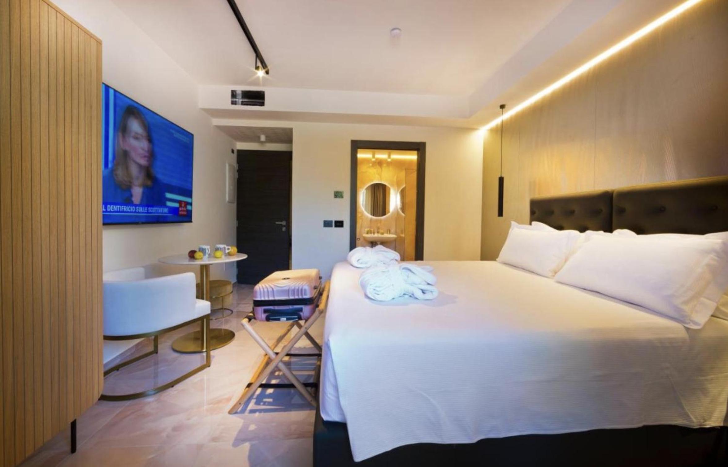 Deluxe Room - Photo 11