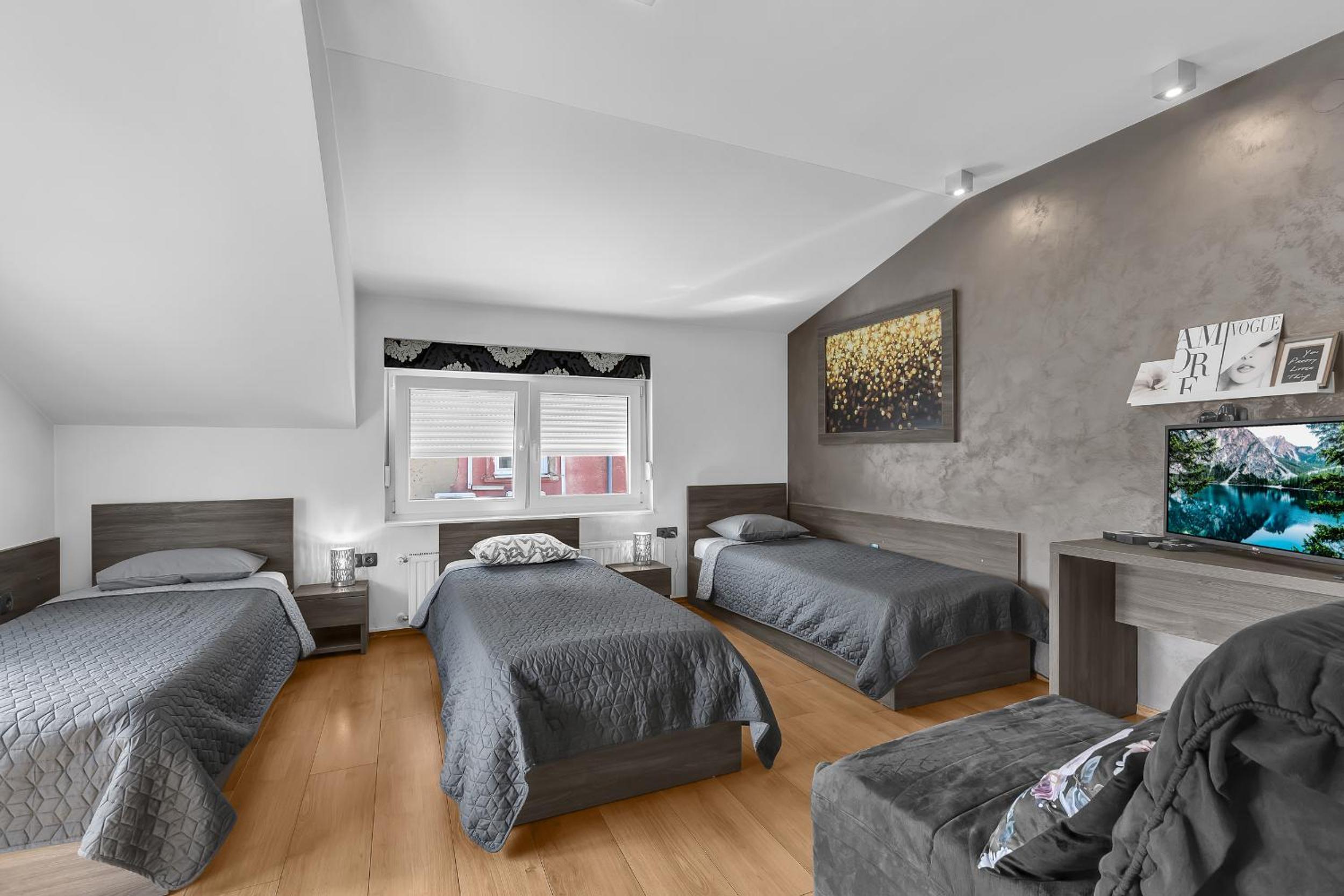 Apartment with Balcony - Photo 13