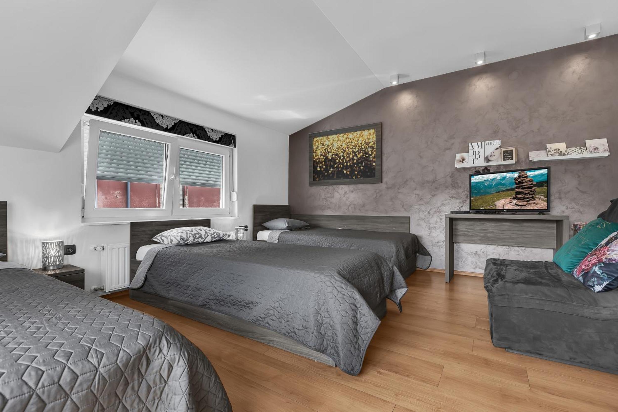 Apartment with Balcony - Photo 20