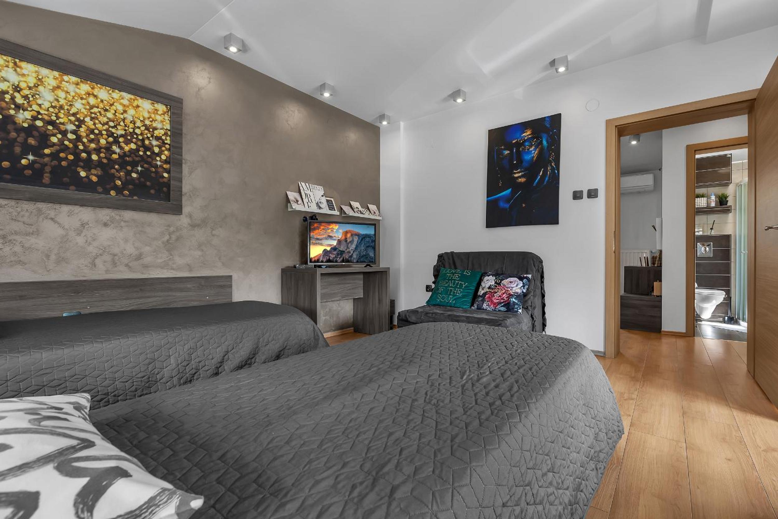 Apartment with Balcony - Photo 25