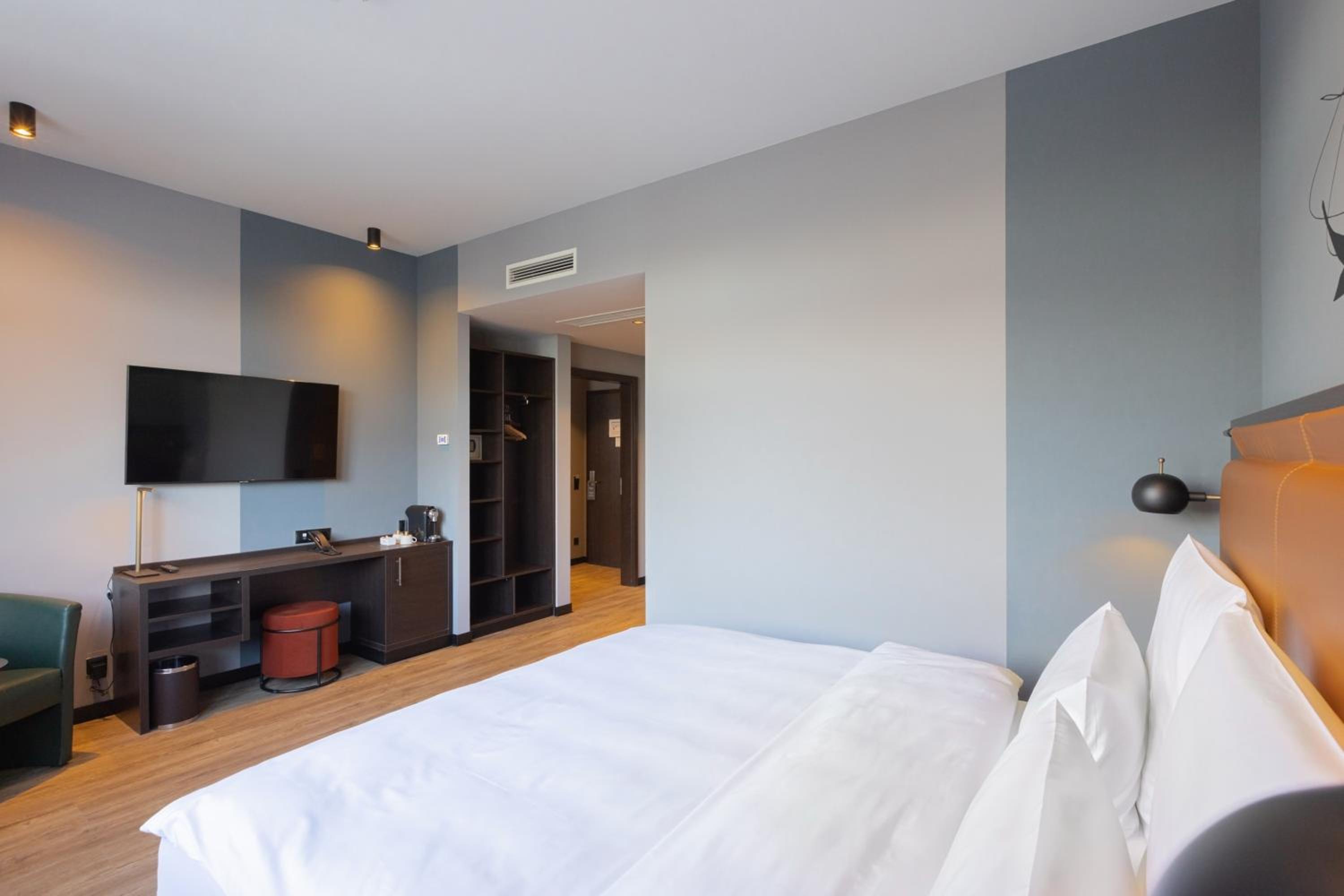 Standard King Room incl. Wintergarten Variete Ticket photo 2