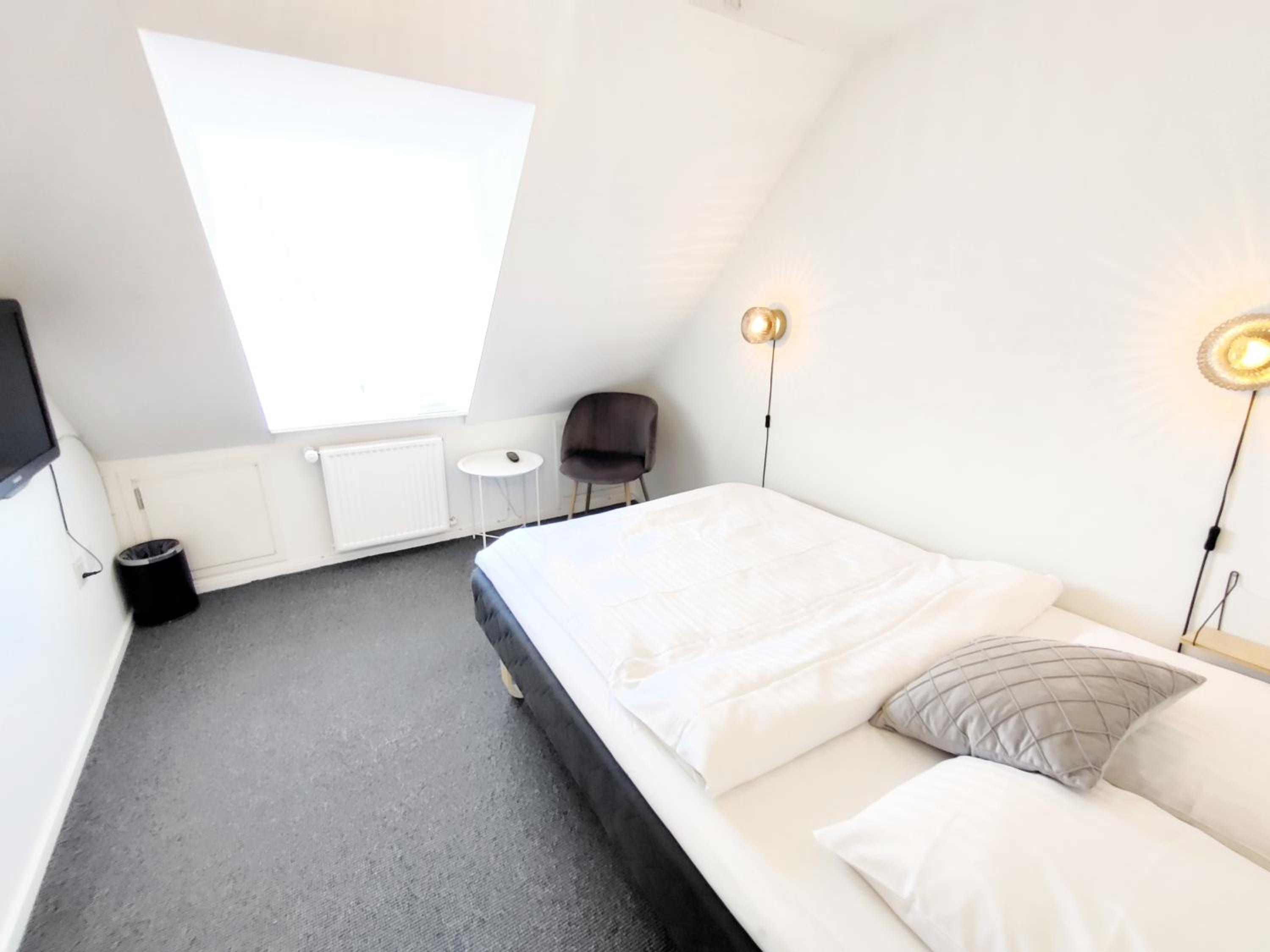 Single Room with Shared Shower and Toilet photo 1
