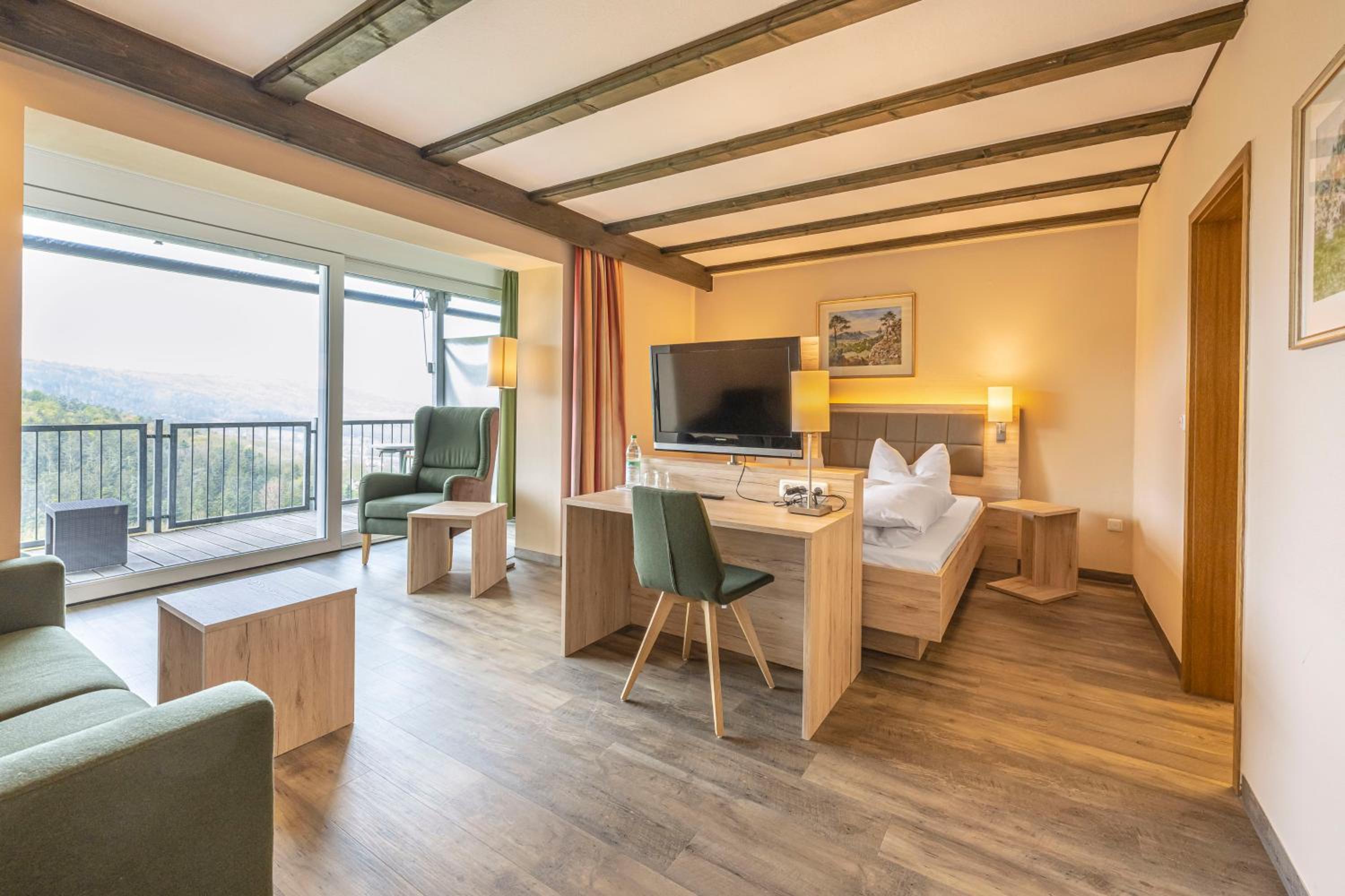 Deluxe Double Room with Balcony - Photo 5