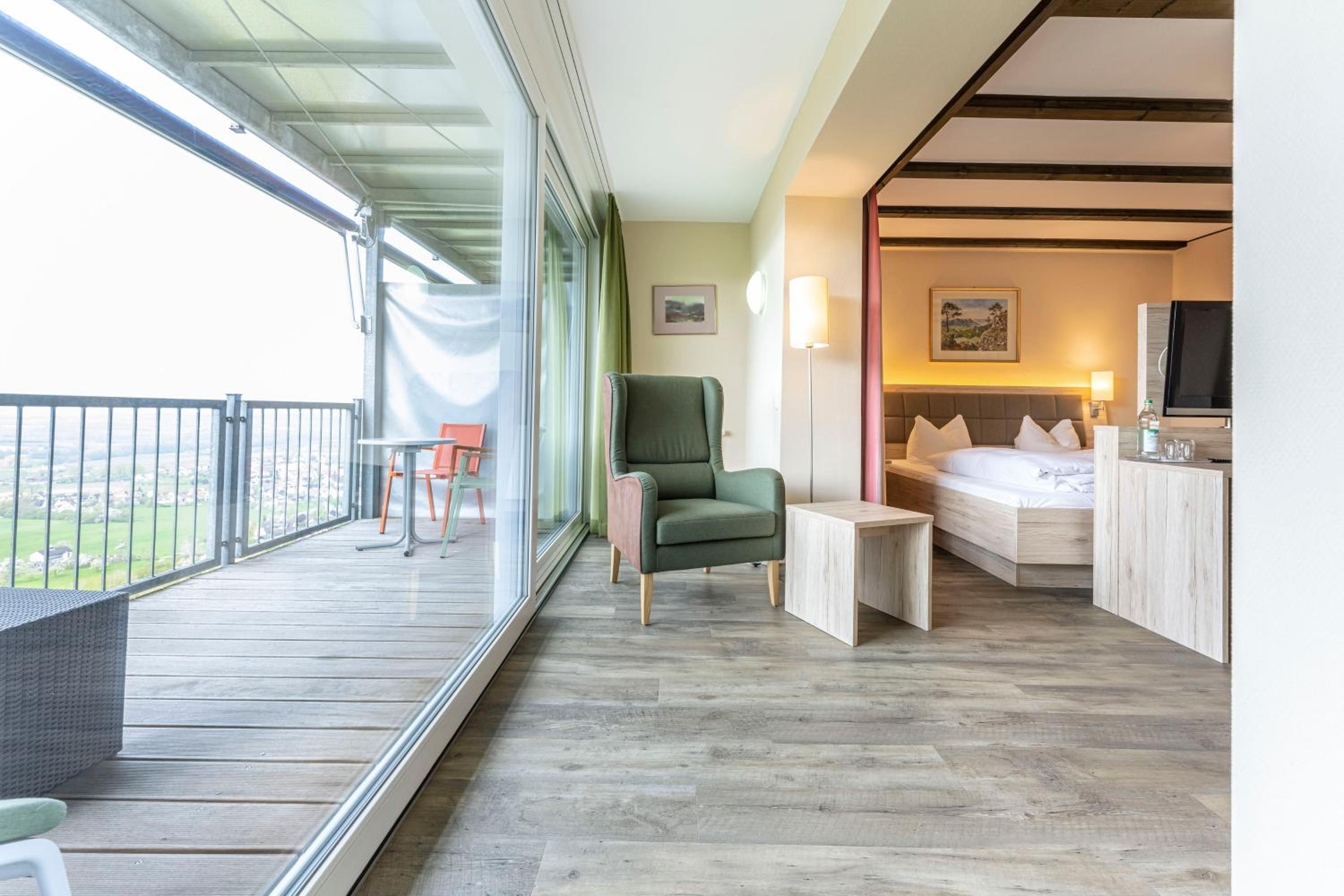 Deluxe Double Room with Balcony - Photo 8