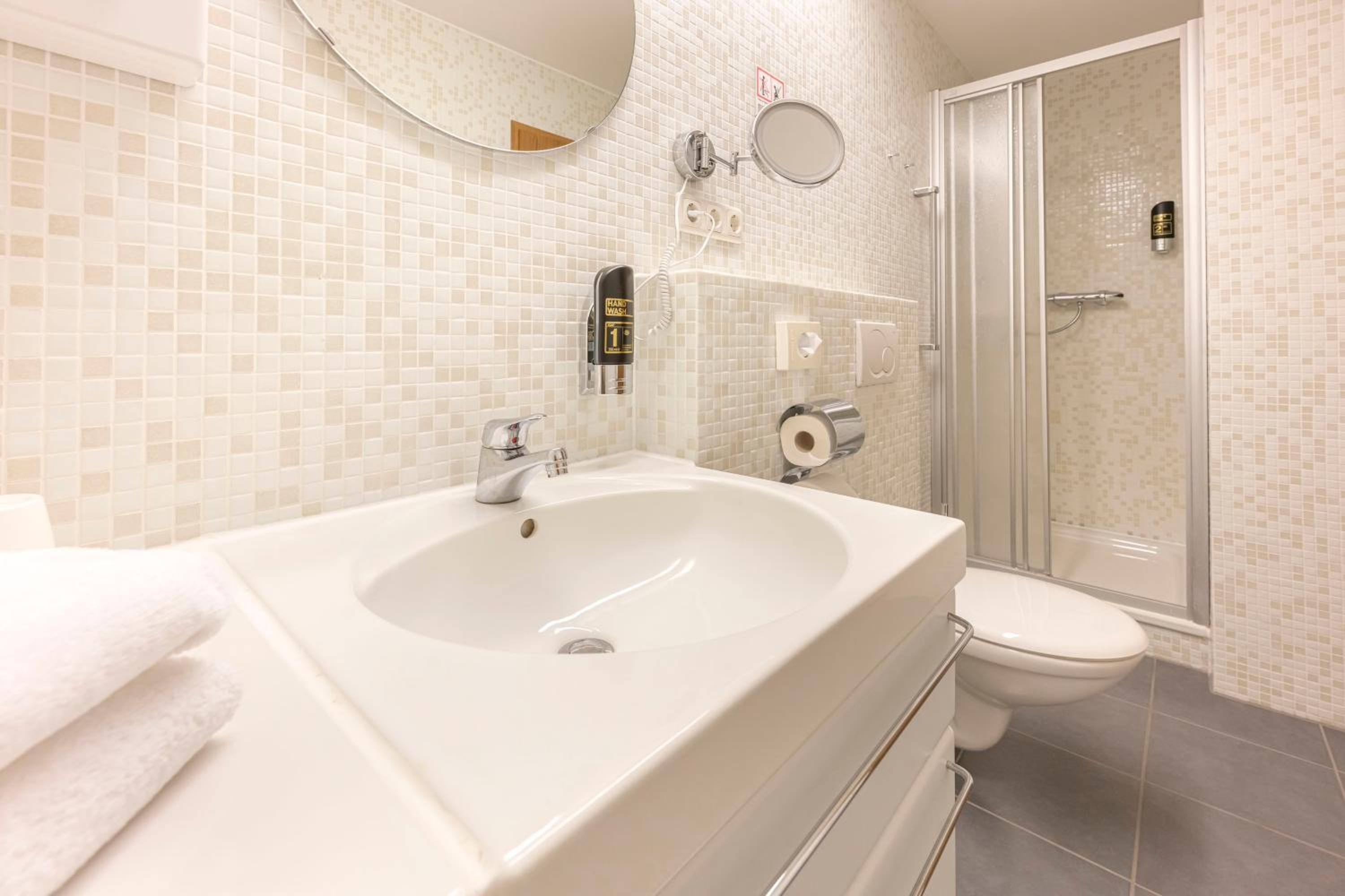 Deluxe Double Room with Balcony - Photo 9