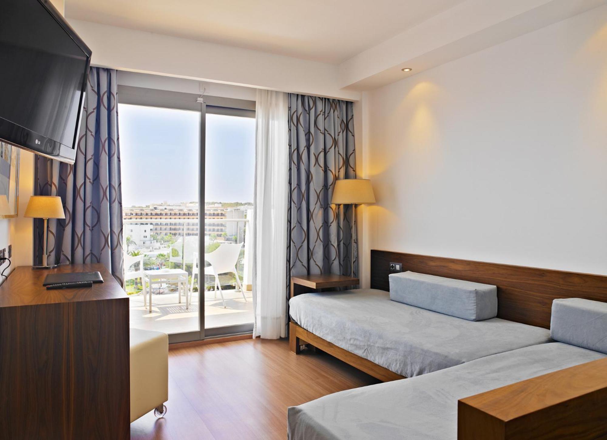 One-Bedroom Standard Apartment - Photo 7