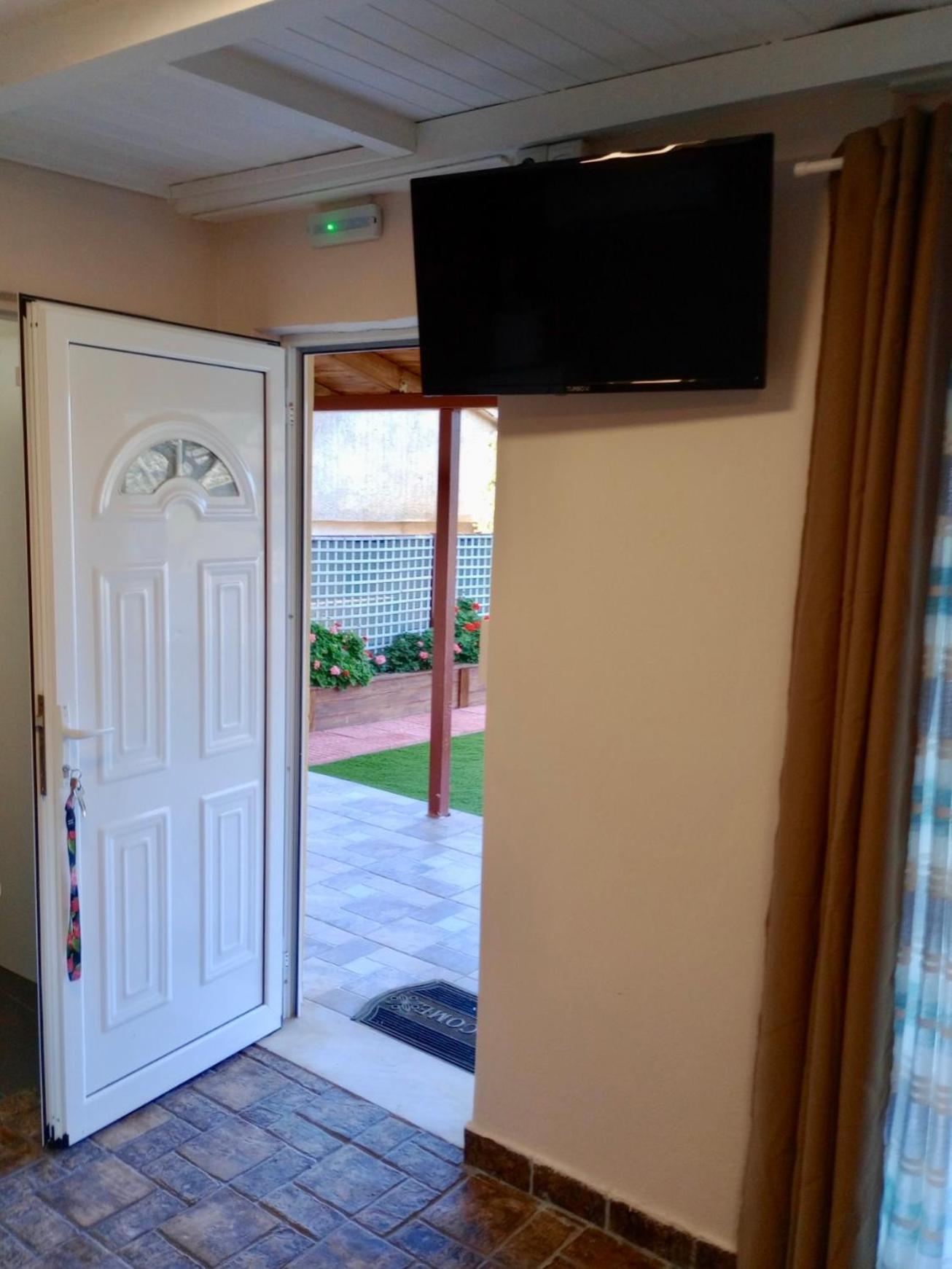 One-Bedroom House photo 1