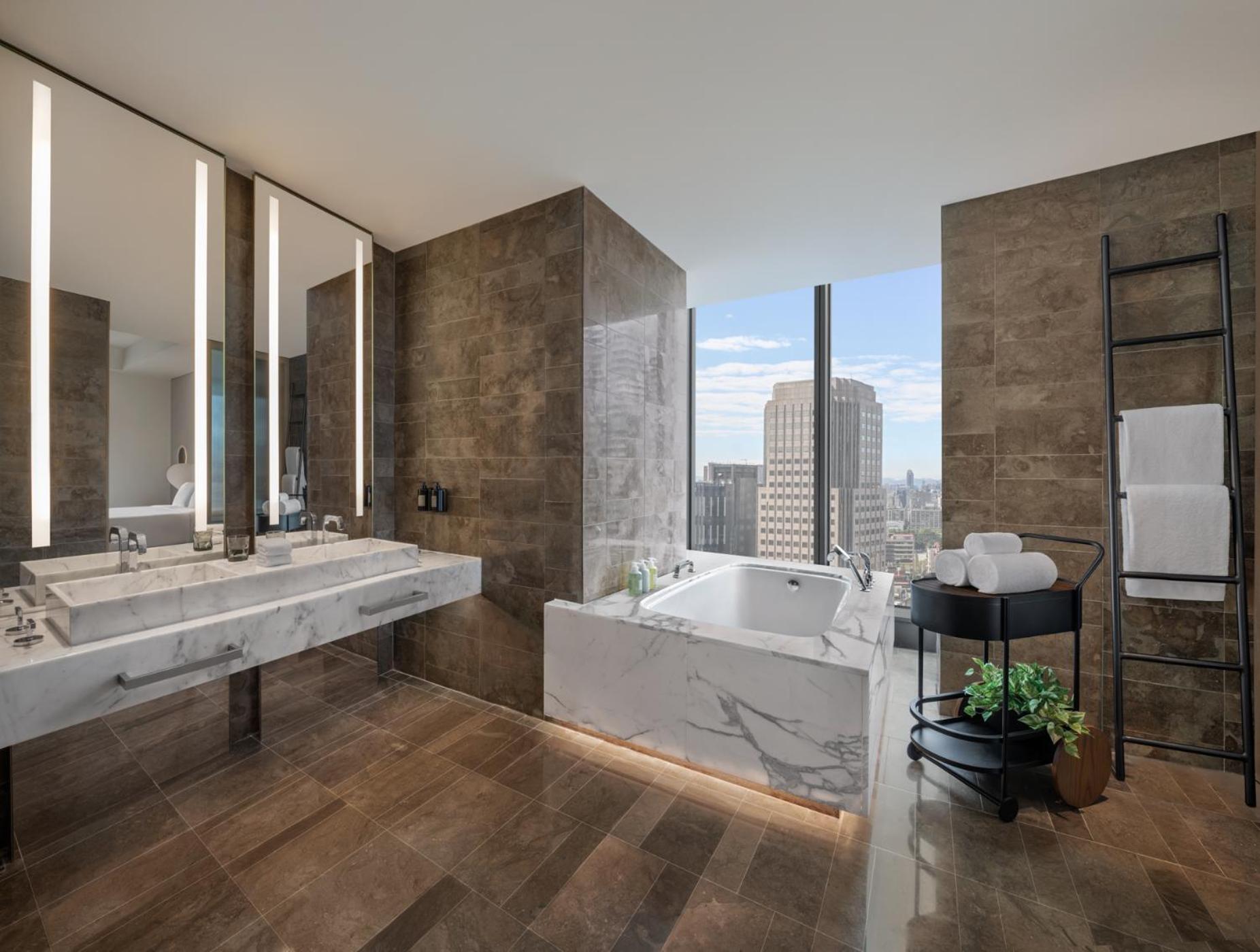 Marvelous One-Bedroom Suite with Two Double Beds and City View photo 2