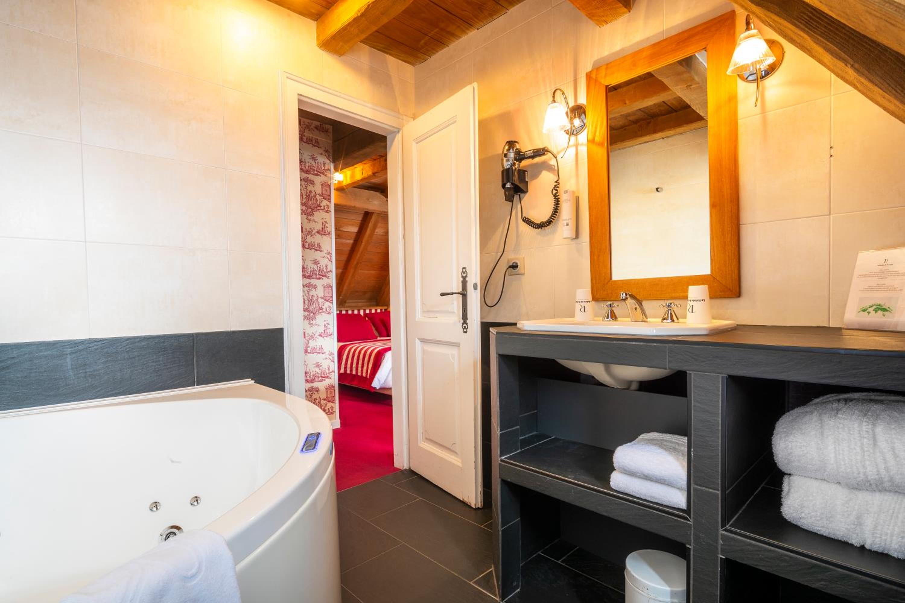 Double Room with Hot Tub - Photo 2