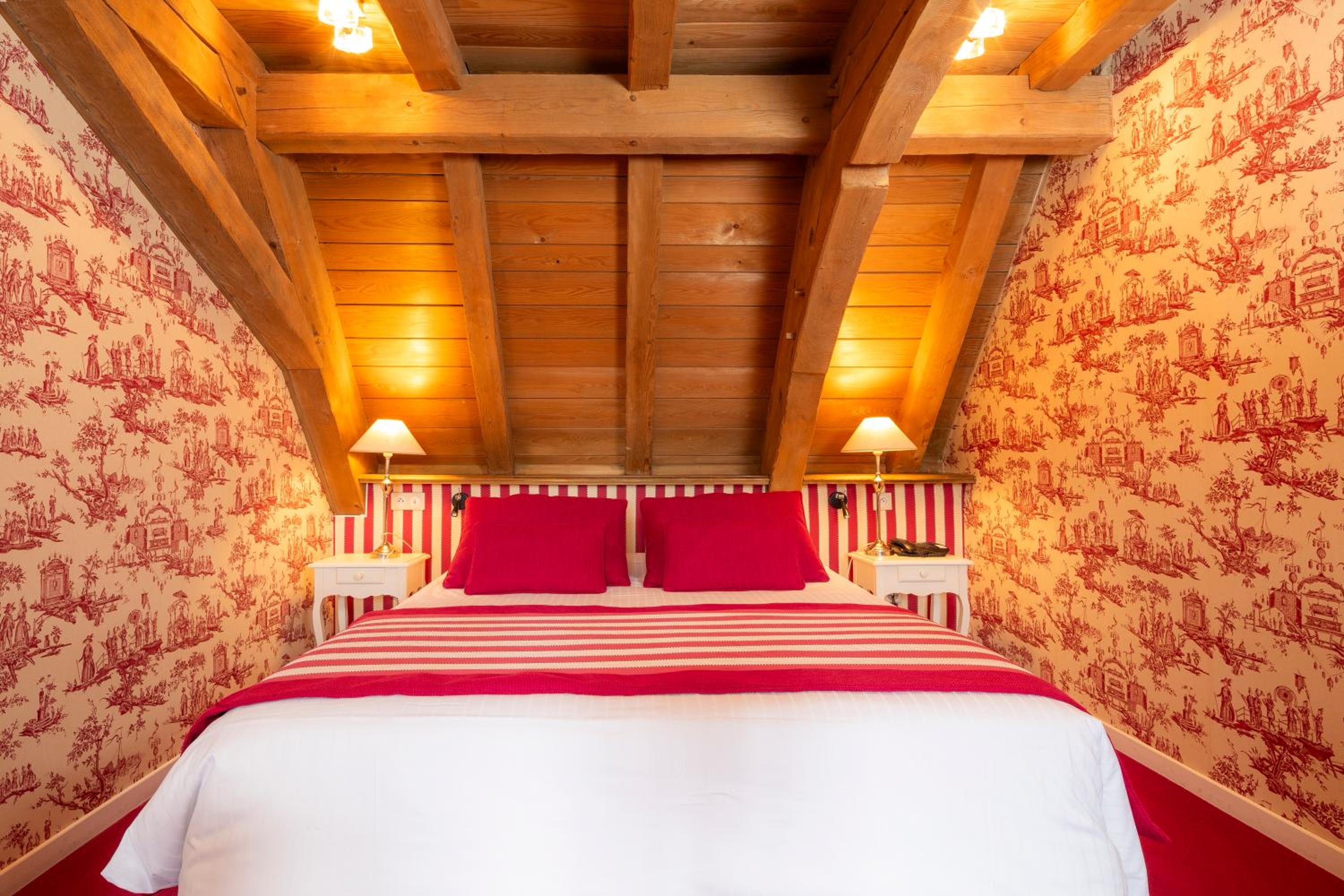 Double Room with Hot Tub - Photo 3