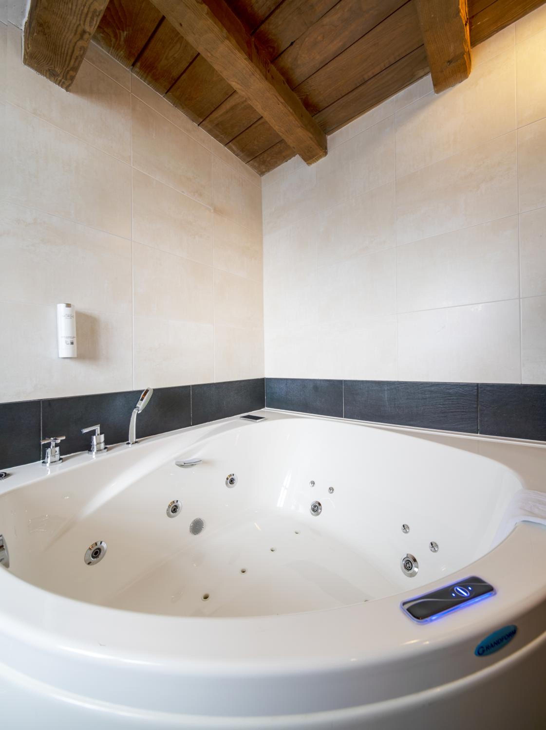 Double Room with Hot Tub - Photo 5
