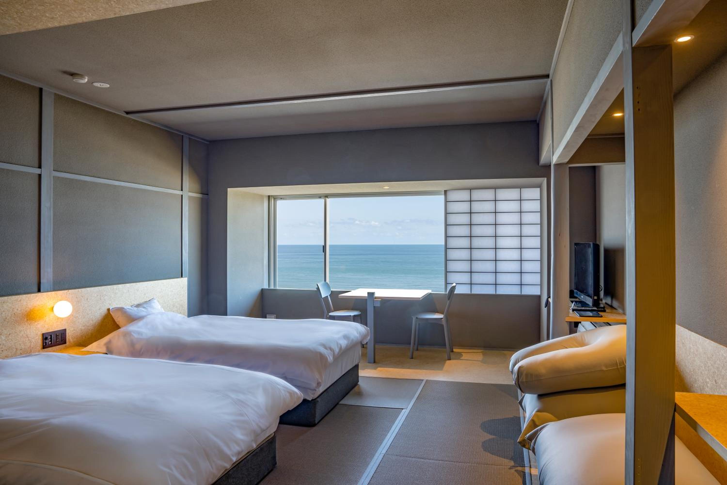 Deluxe Twin Room with Sea View photo 3