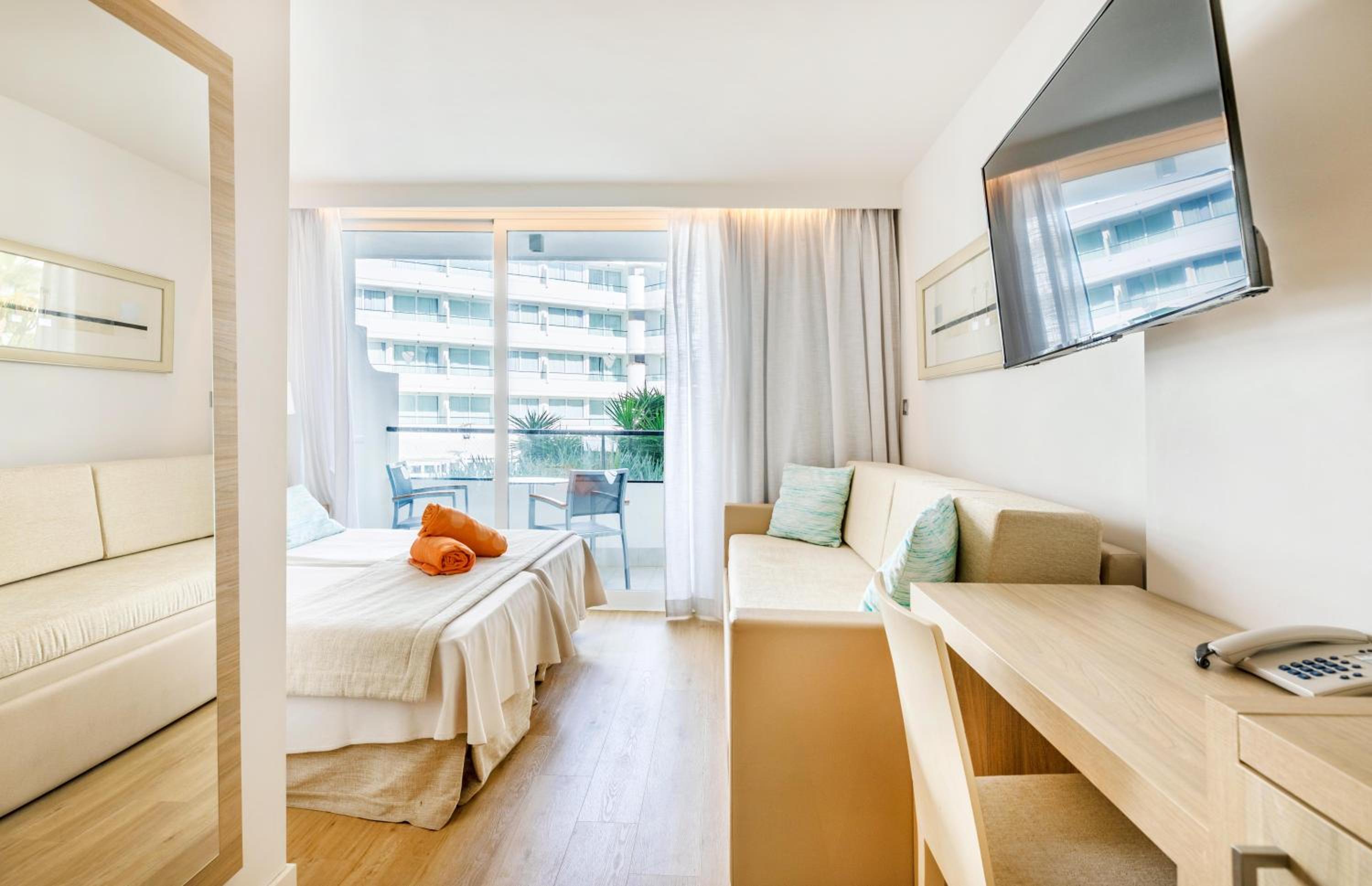 Habitación Doble con Vista a la Piscina